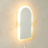 Magnifique miroir des années 1970. Monture en métal avec cadre en verre acrylique et rétroéclairage. Fabriqué en Allemagne.