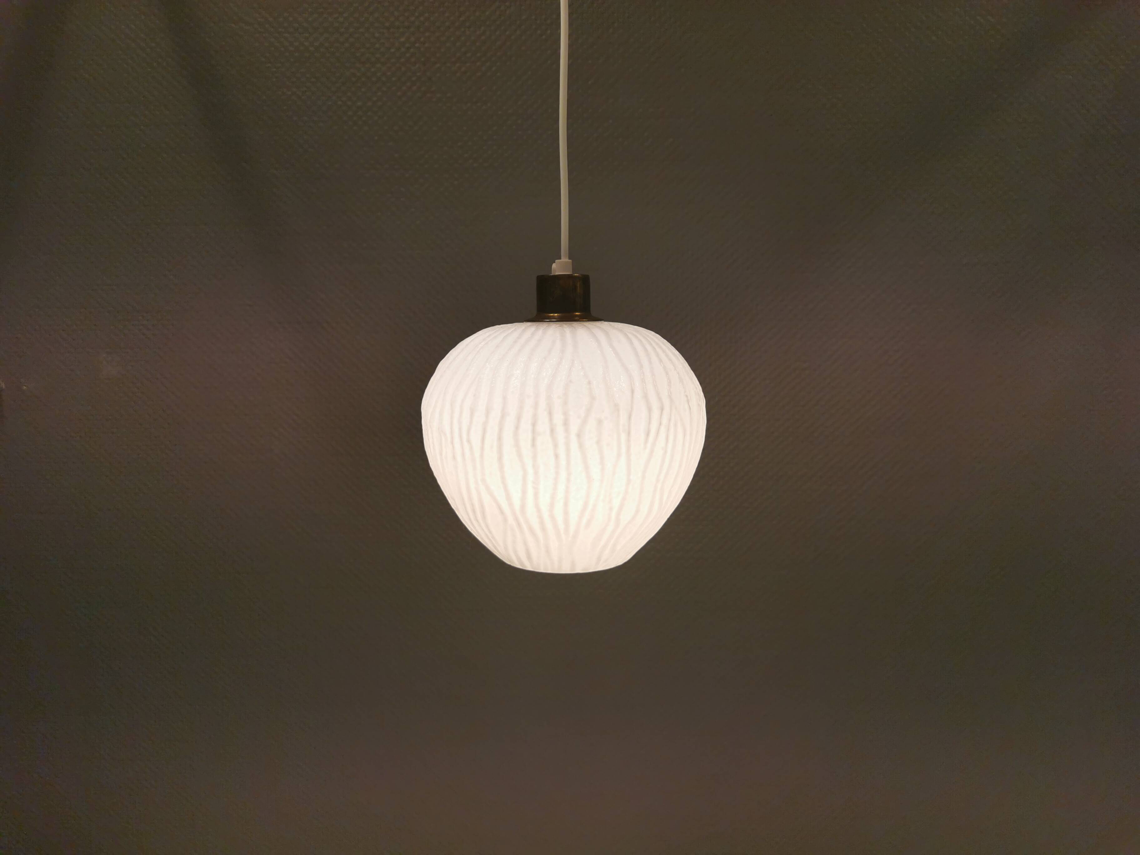 Suspension danoise en verre blanc laiteux ,années 1960.