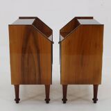 Paire de tables de chevet finition en noyer, Italie années 1960