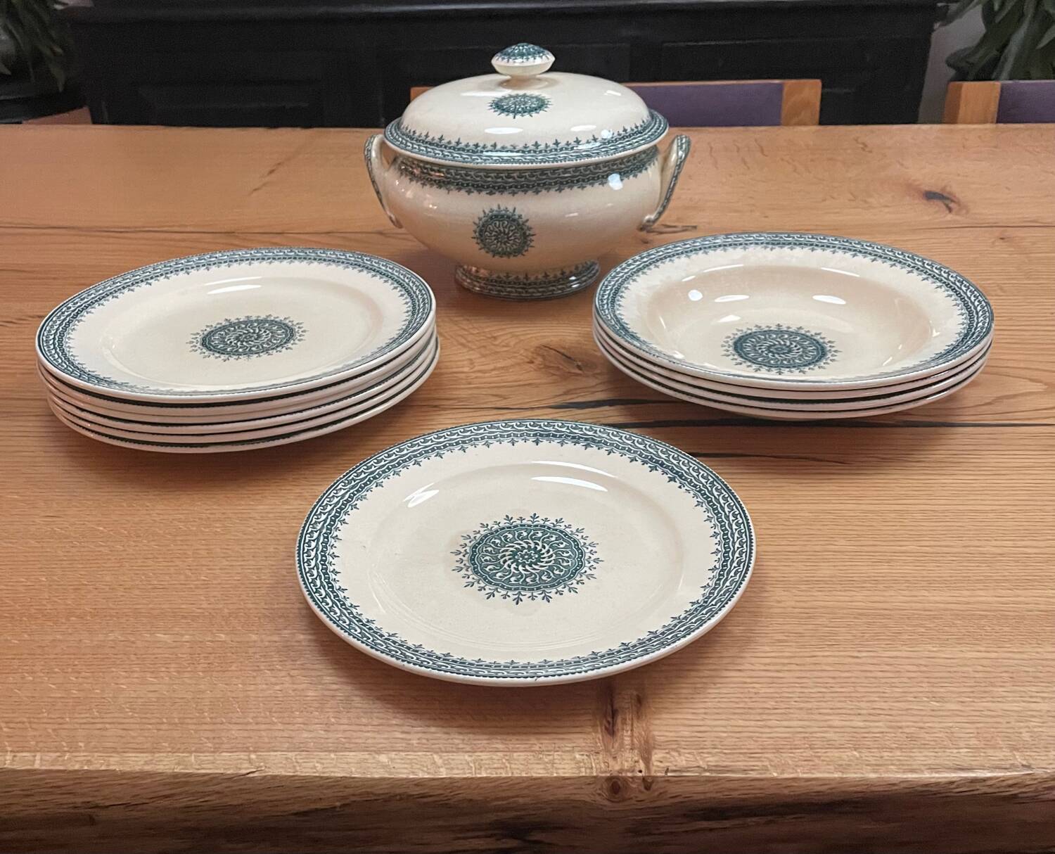Faience bordeaux j. vieillard terre de fer modele florentin