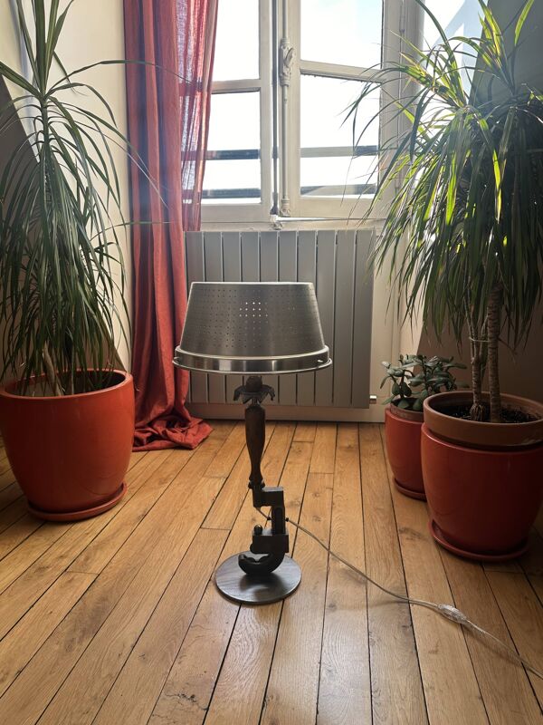 Lampe de style industriel realisée a partir d'un ancien outil de menuisier