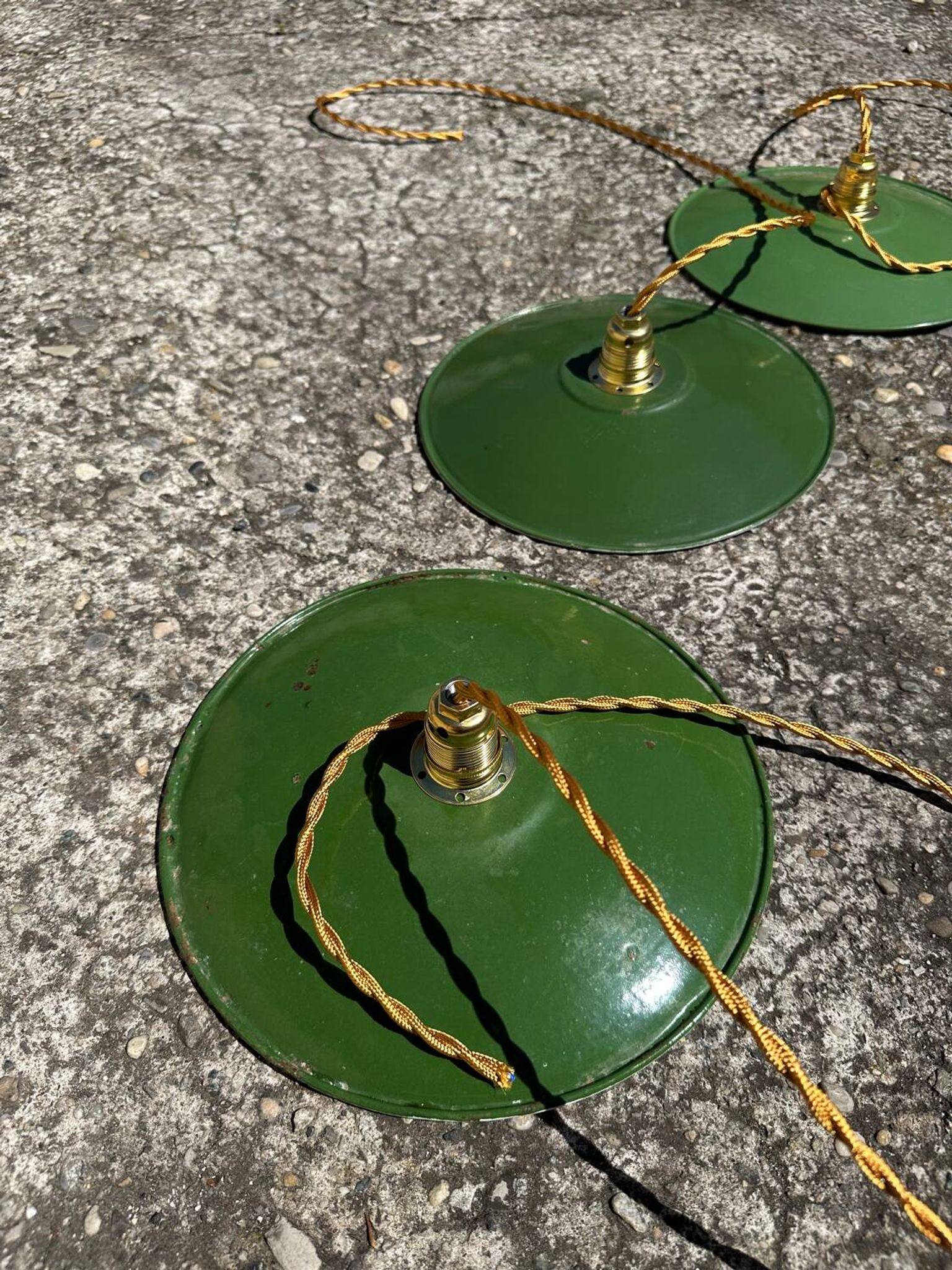 Vintage trio suspension lampshade in green and white enamelled metal.