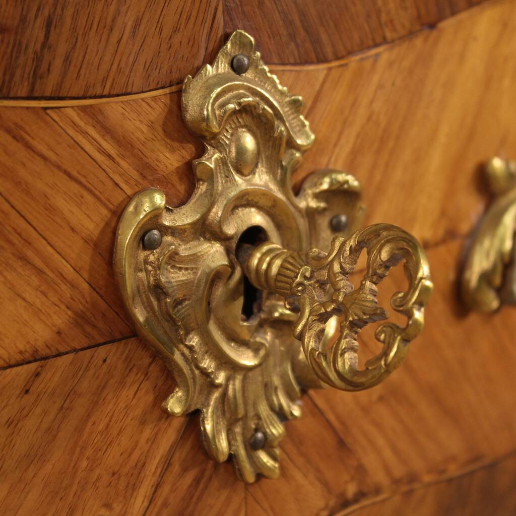Elegant Louis XV chest of drawers from the 18th century