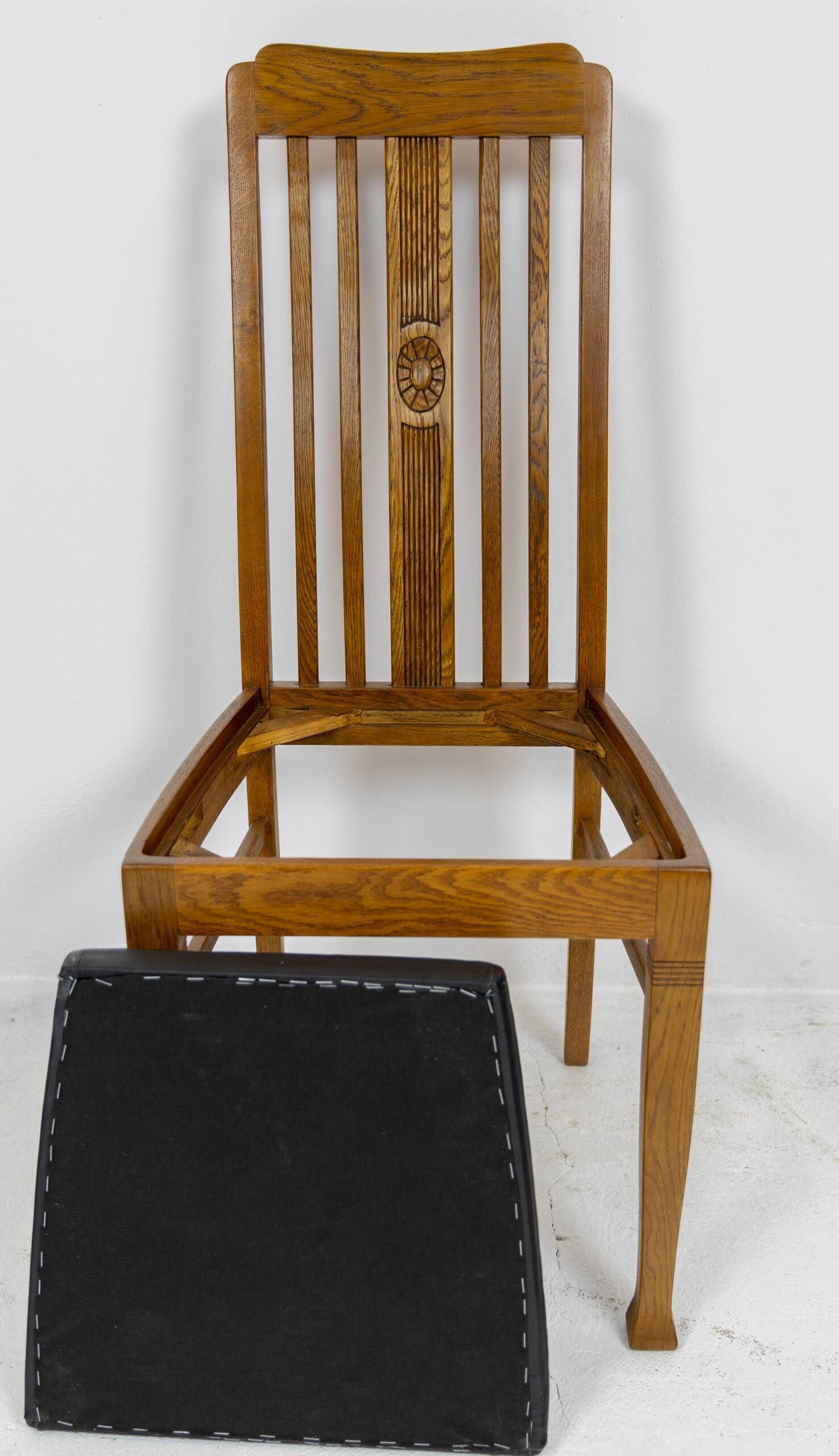 Set of 6 Art Nouveau chairs and armchairs in oak and leather.