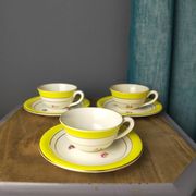 3 tasses et soucoupes Faïence de Gien décor de fleurs