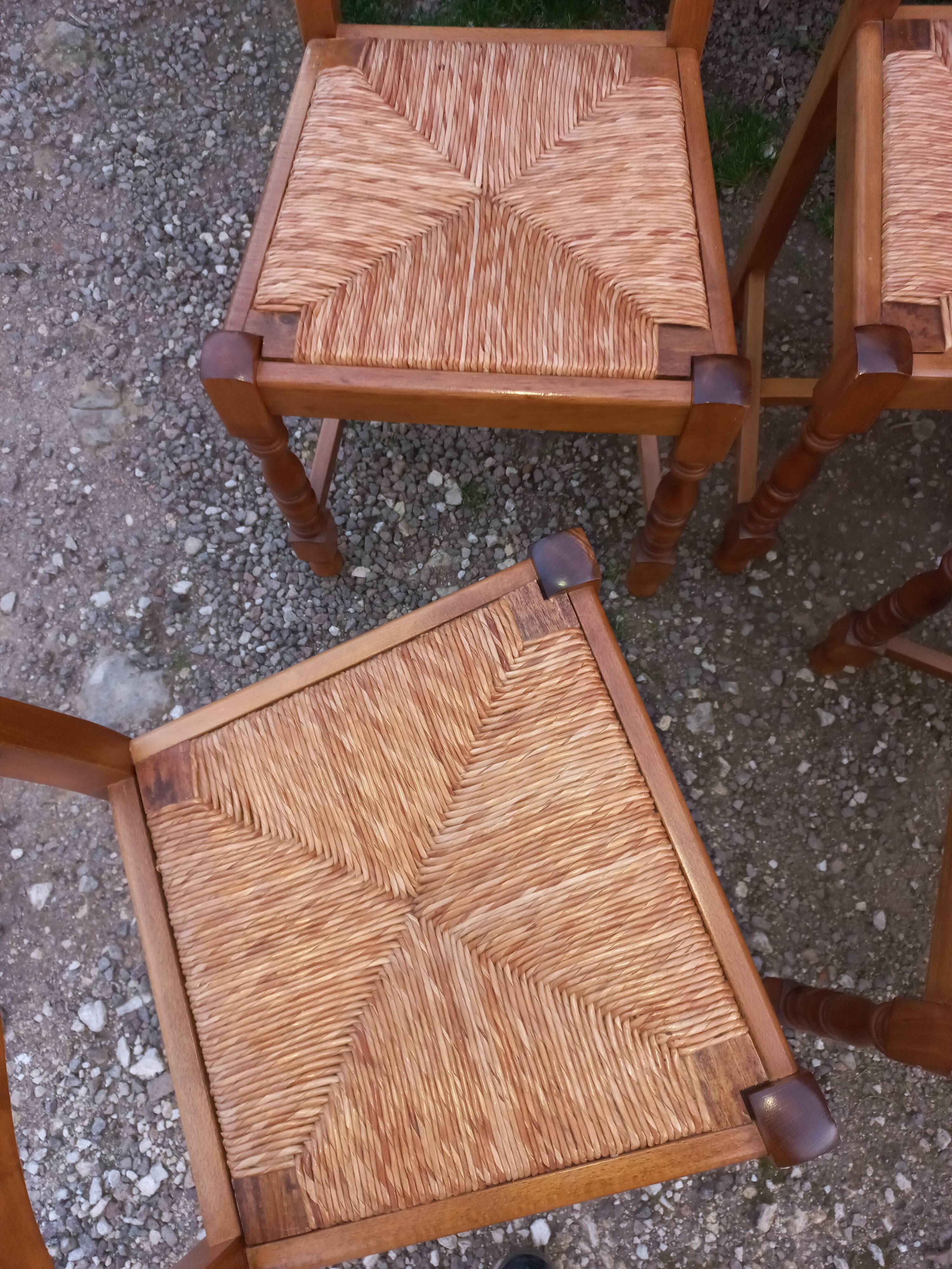 Table and 4 chairs + extension