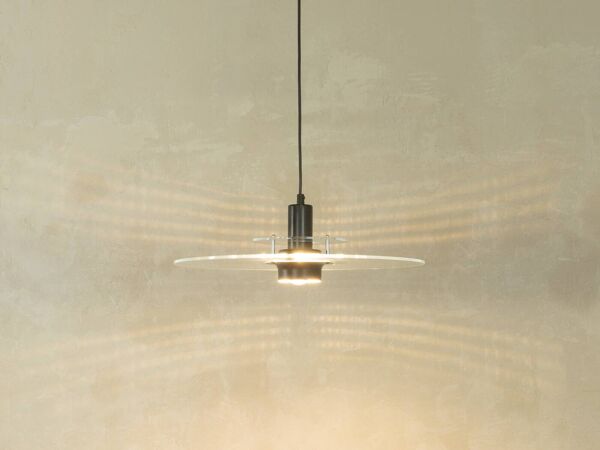 Lampe de plafond de l'ère spatiale par Ikea des années 1980 avec deux plaques en plexiglas et un cache en plastique noir injecté.