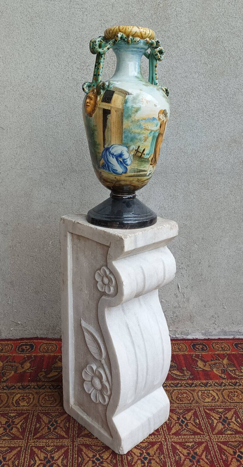 Column pedestal in sculpted Carrara marble