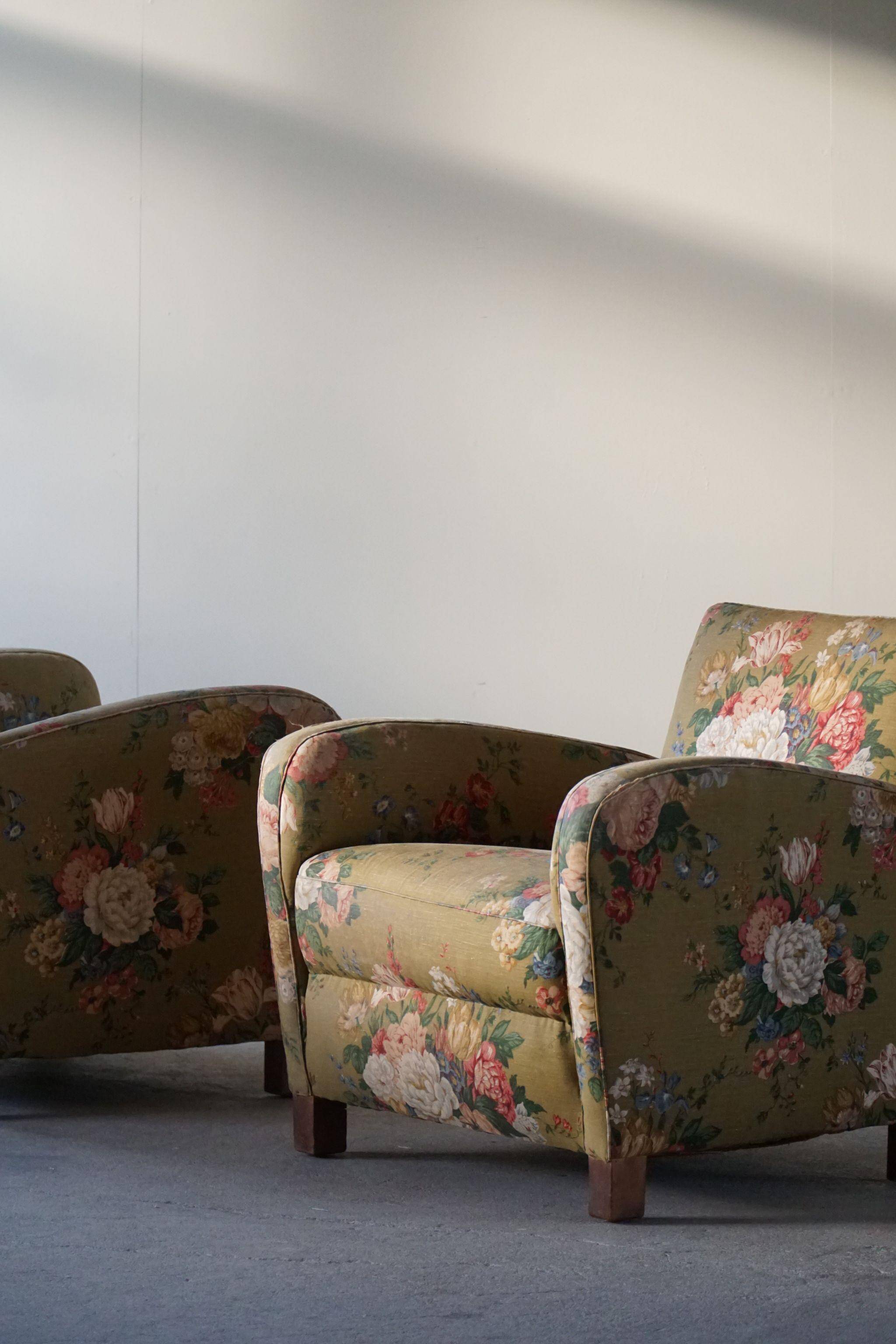 Modern Danish pair of curved lounge chairs, original fabric, Fritz Hansen, 1940.