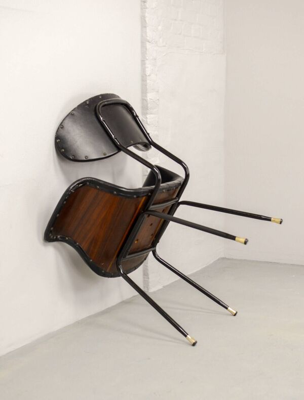 Chaise d'appoint « Swan » en palissandre de design italien avec revêtement en similicuir noir