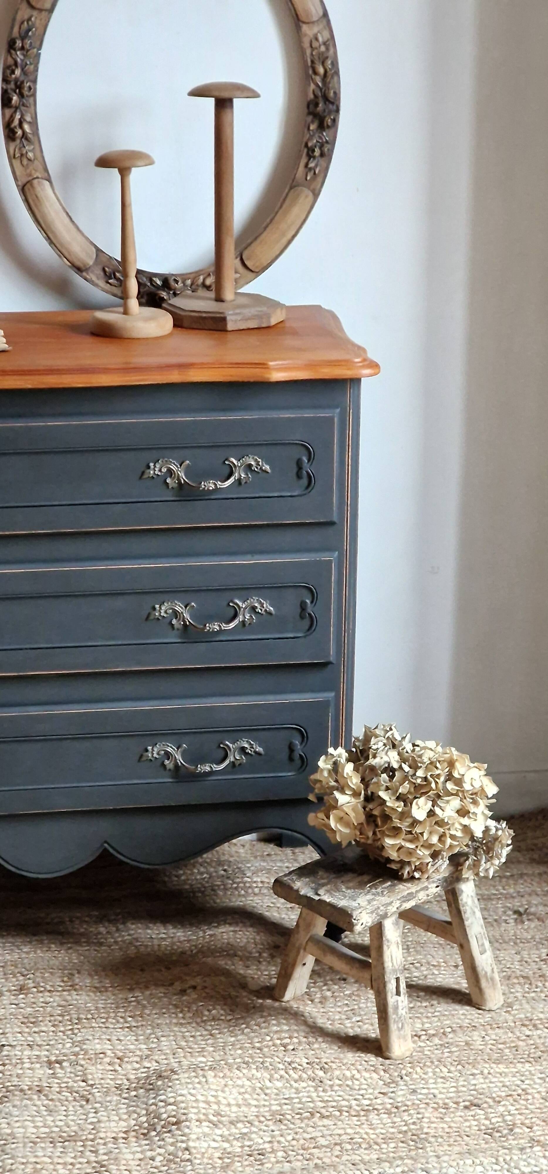 Antique chest of drawers