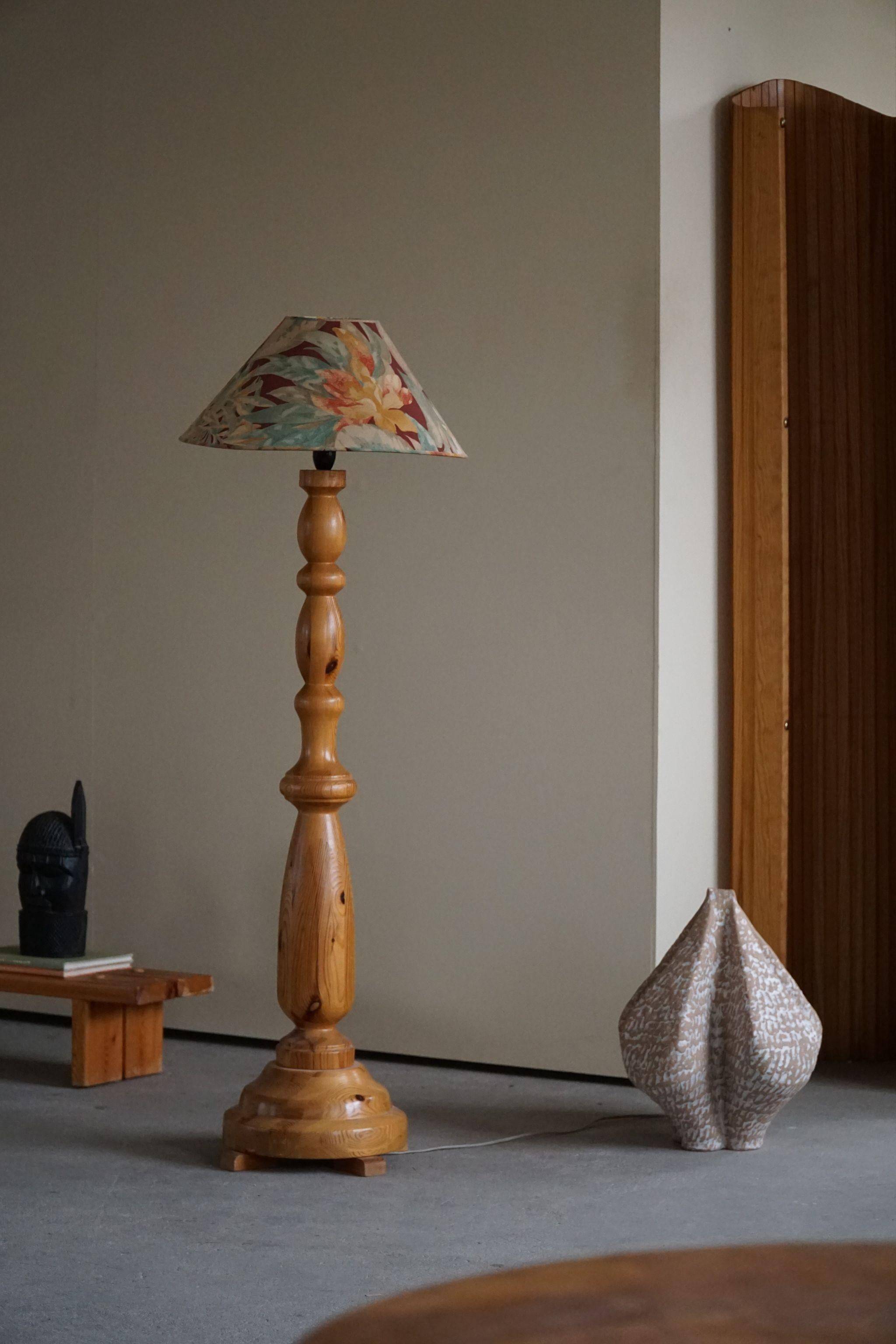 Mid-century sculptural Scandinavian floor lamp in solid pine, 1970.