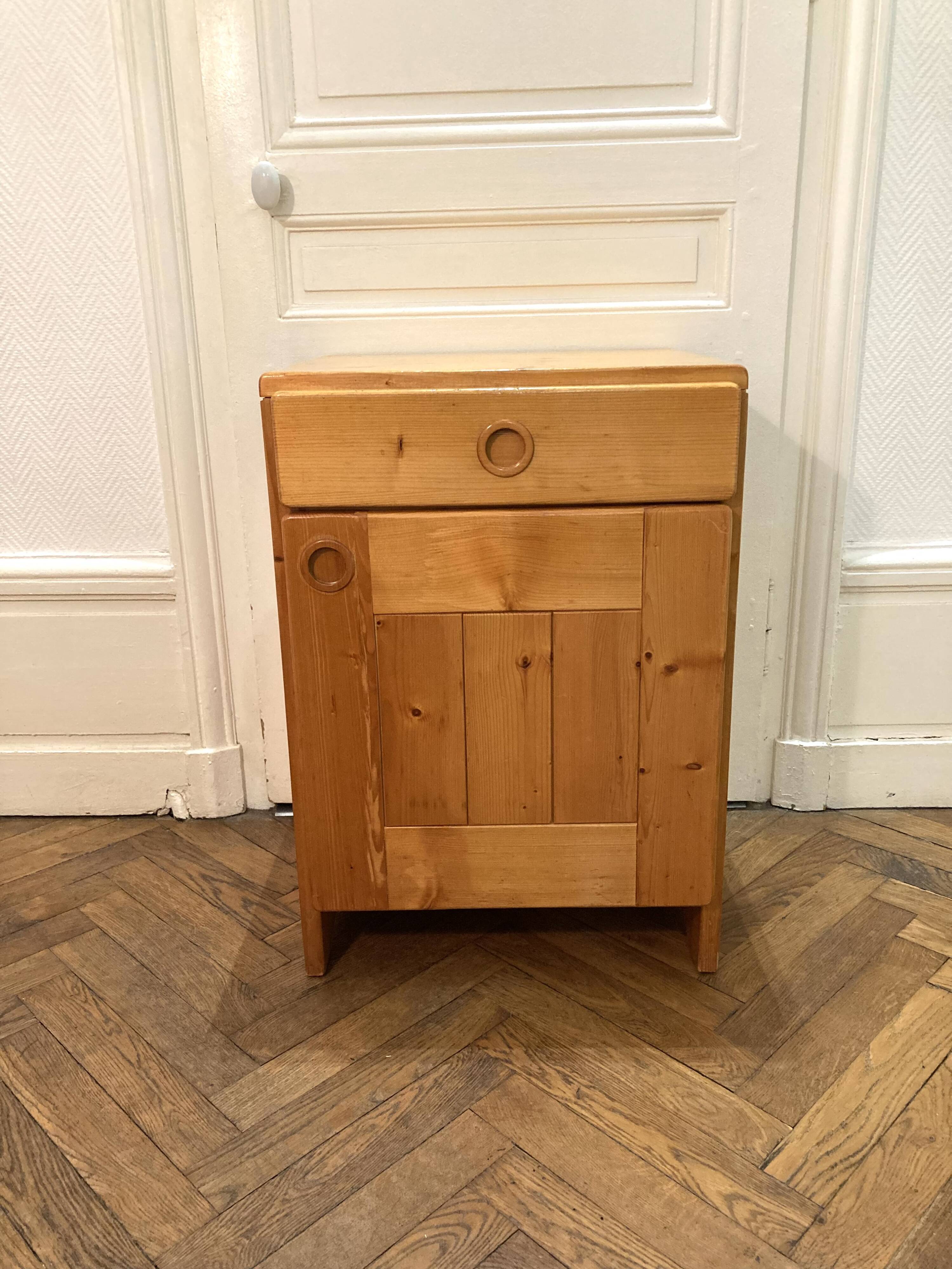 Bedside table / small chest of drawers in pine by Charlotte Perriand, Les Arcs