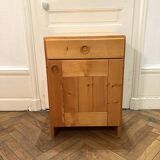 Bedside table / small chest of drawers in pine by Charlotte Perriand, Les Arcs