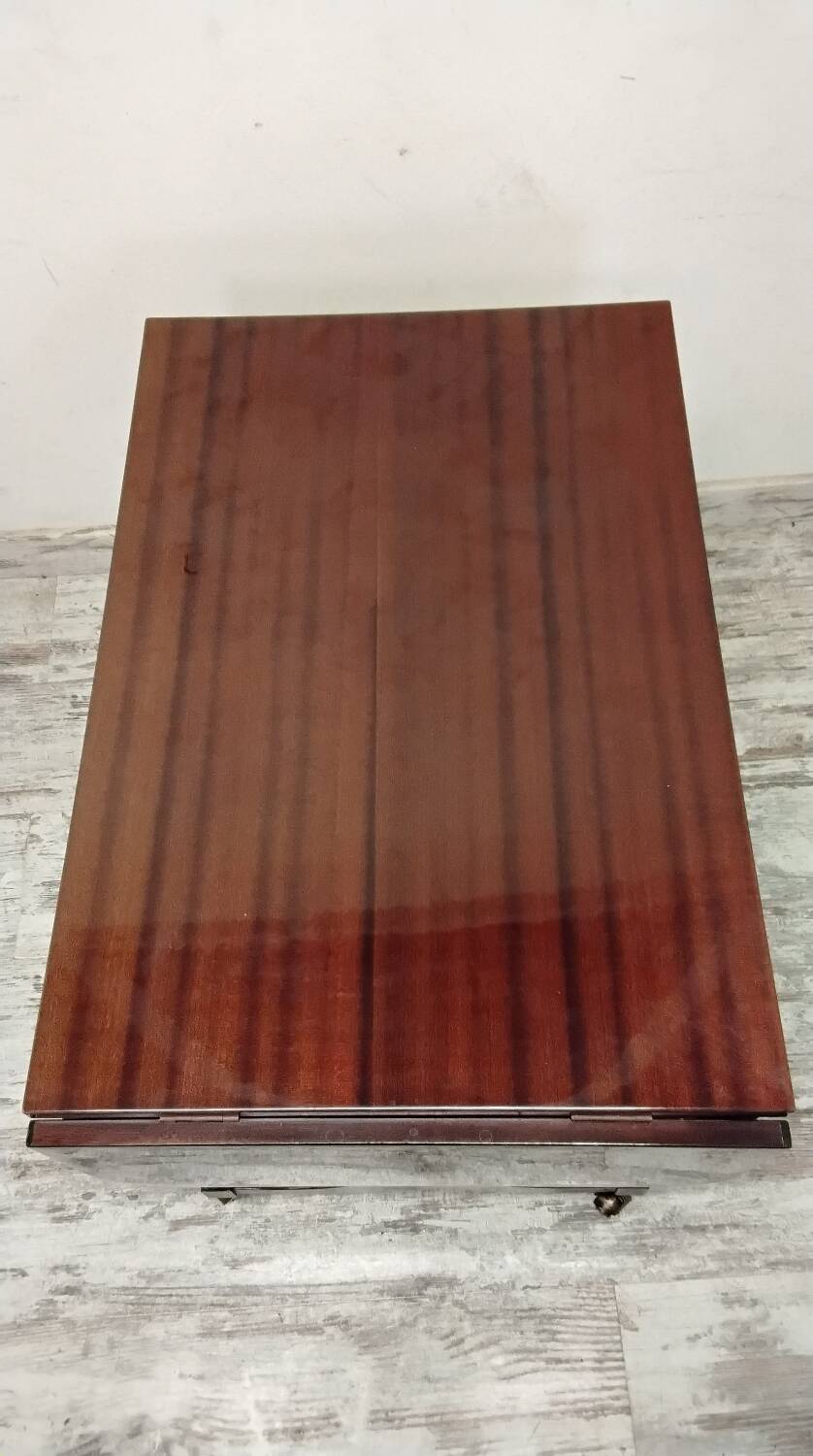 English-style coffee table with flaps