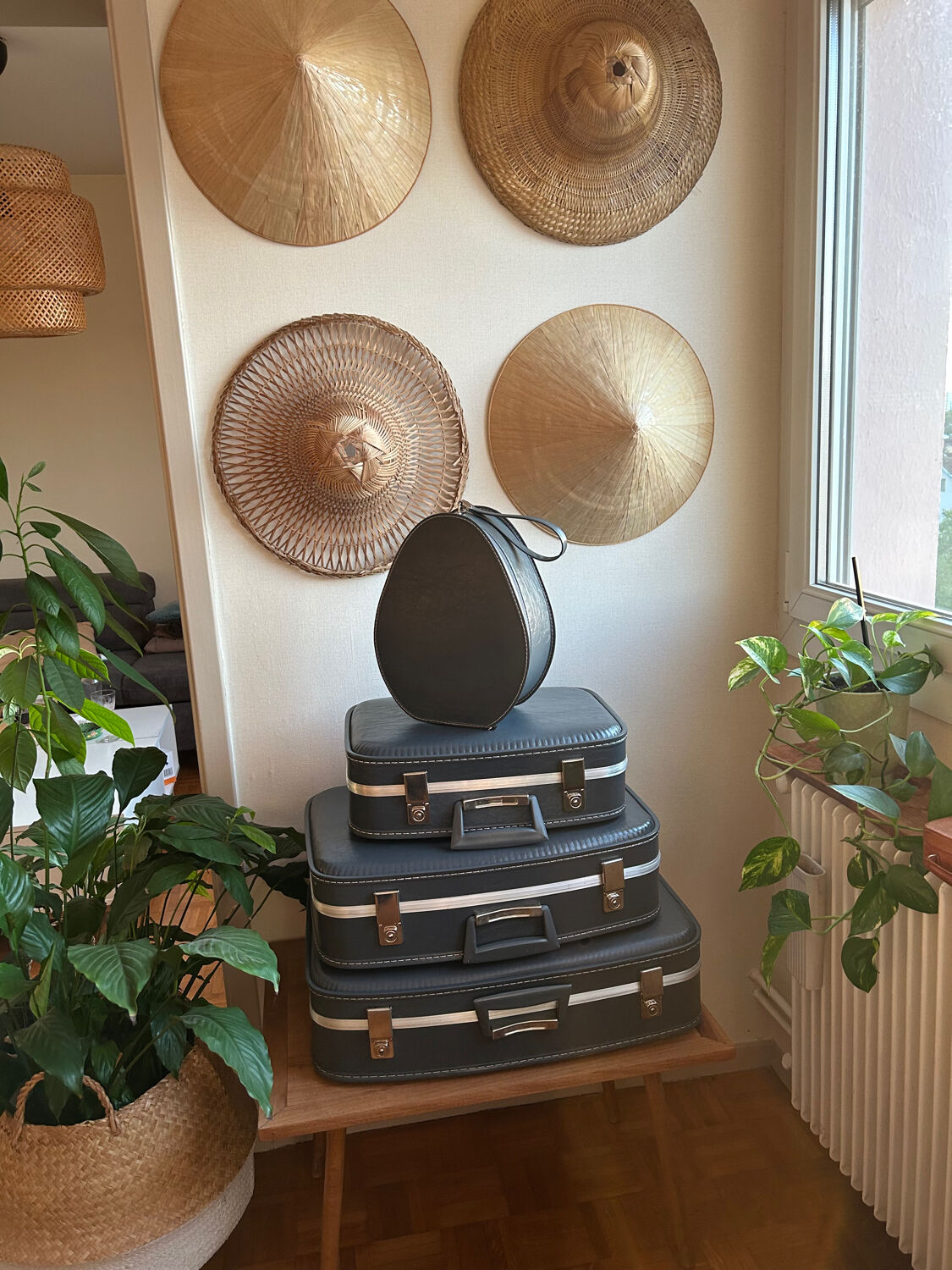 Complete set of "stewardess" nesting suitcases