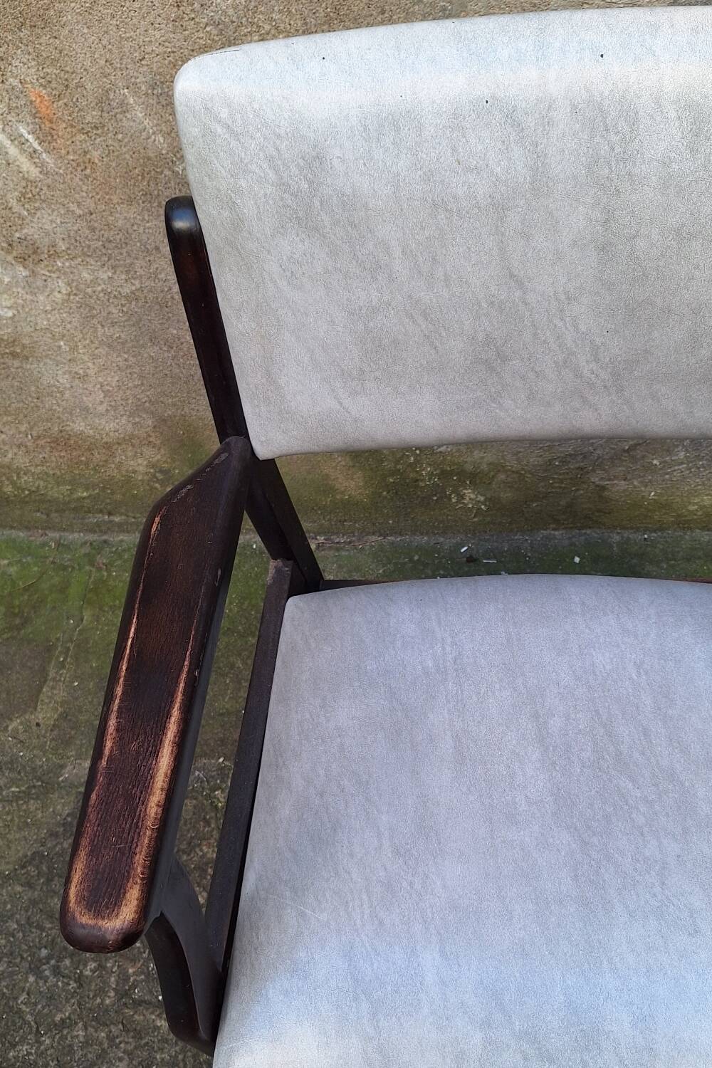 Fauteuil en bois et skaï