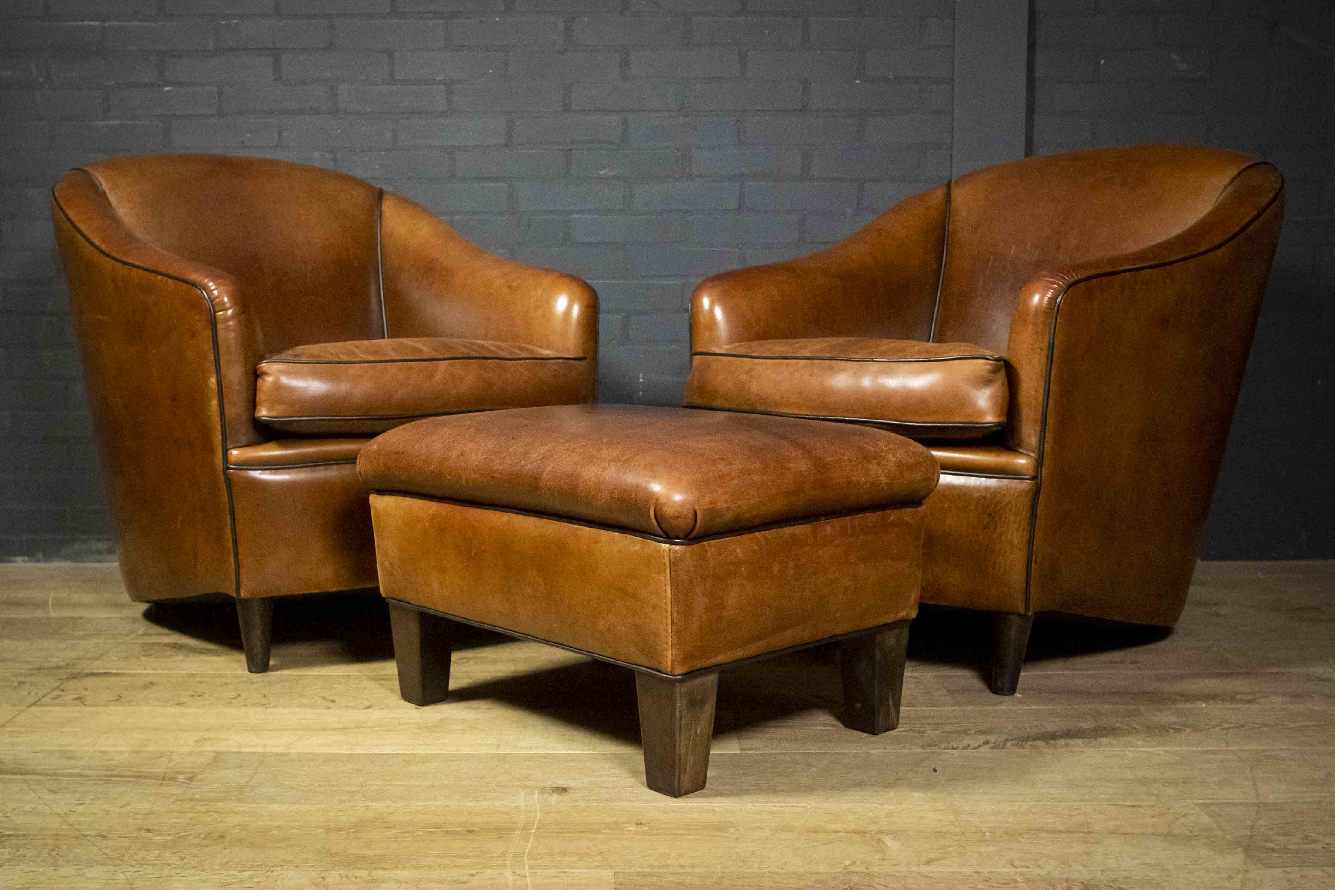 Ensemble de fauteuils club vintage en peau de mouton (Cuir de mouton) avec tabouret