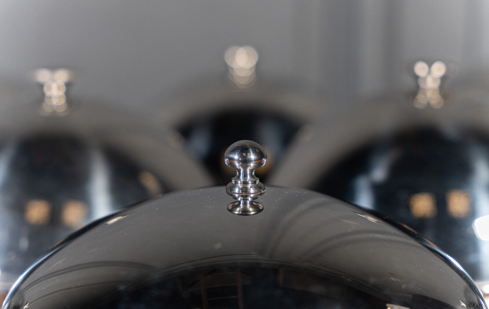 Suite de 8 cloches en inox service de table XXe