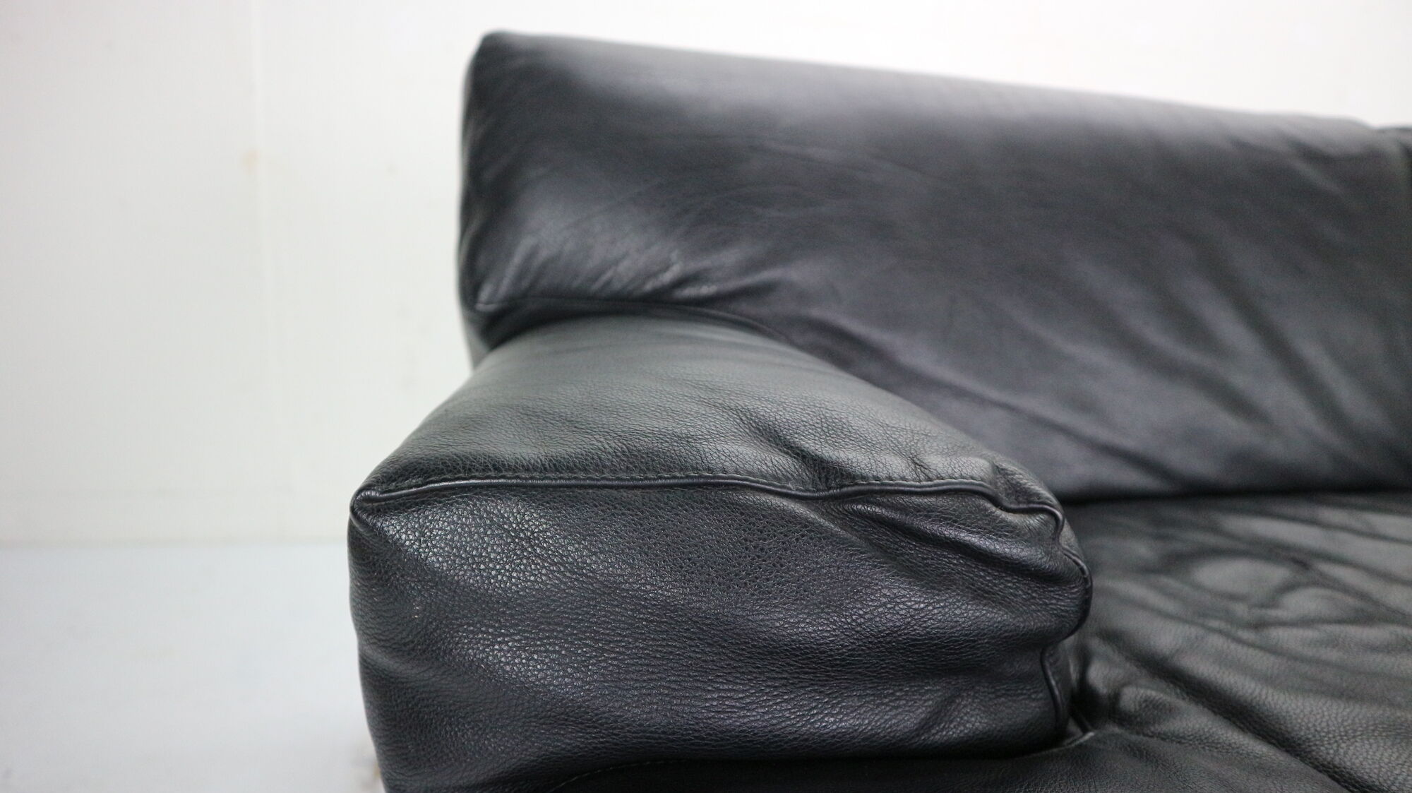 Leather 2-seater sofa "Fiandra" by Vico Magistretti for Cassina, 1970, Italy