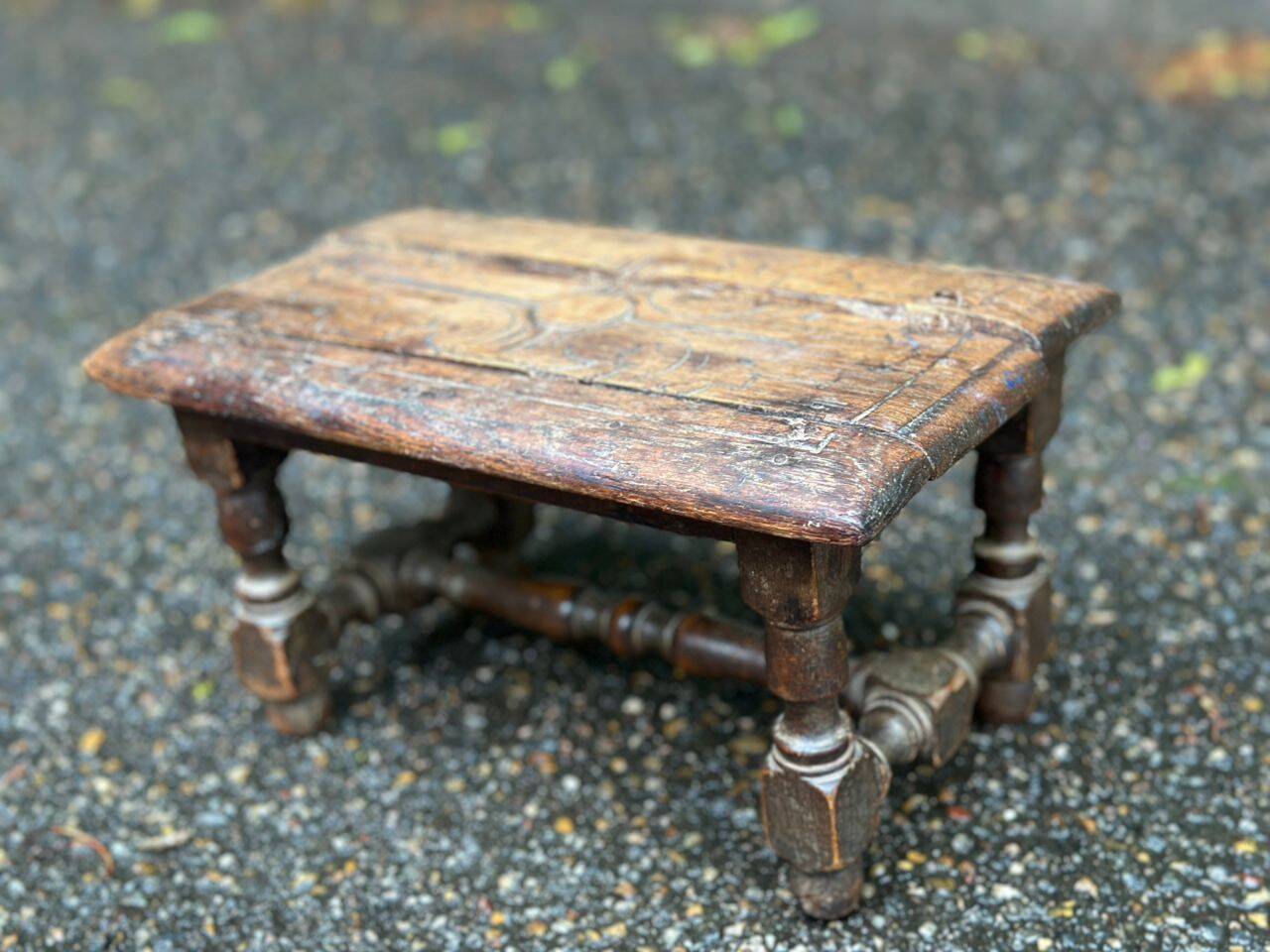 Jacobean stool or High Renaissance in solid oak from the 17th century