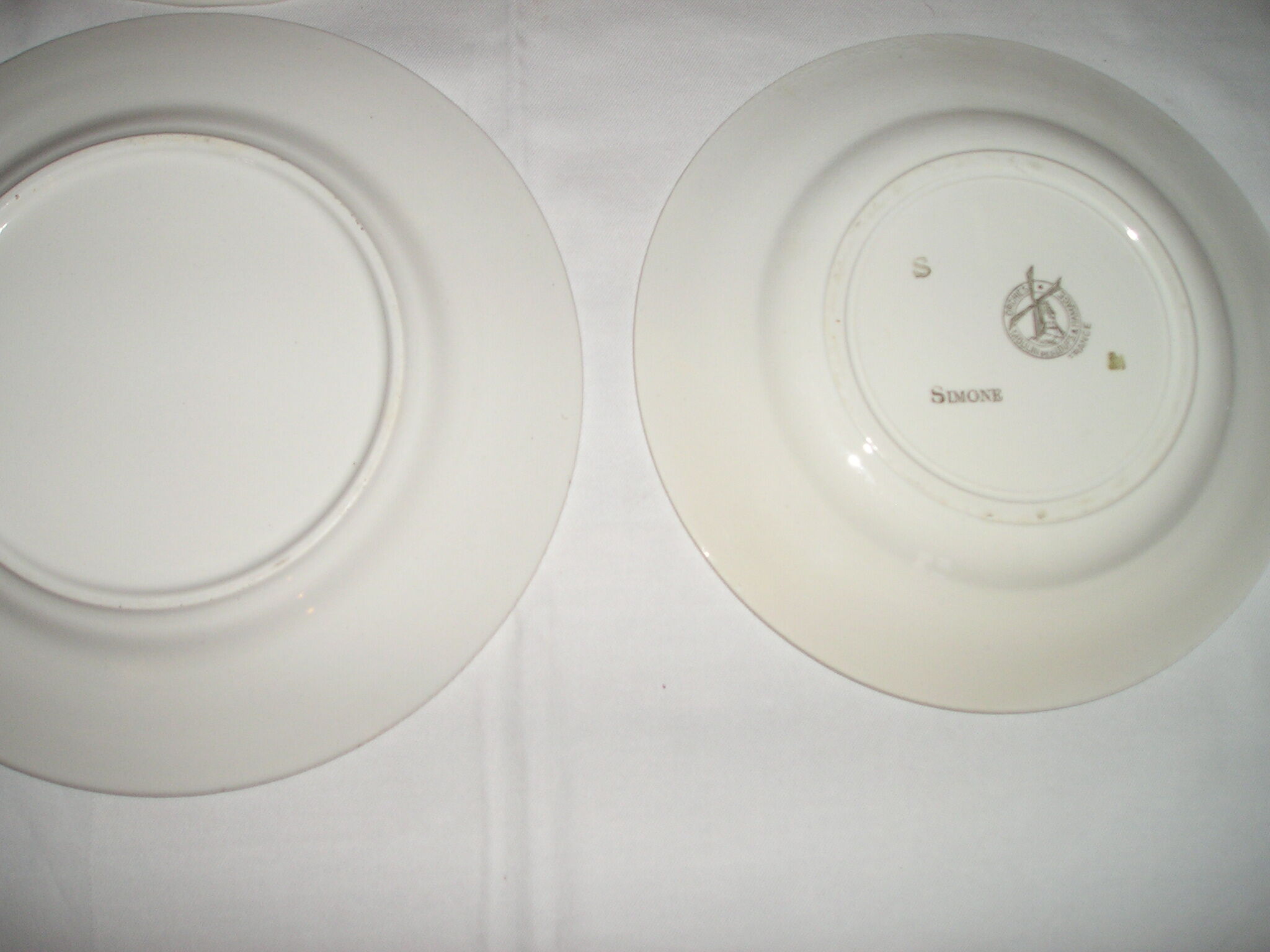 Lot de 12 assiettes plates différentes
