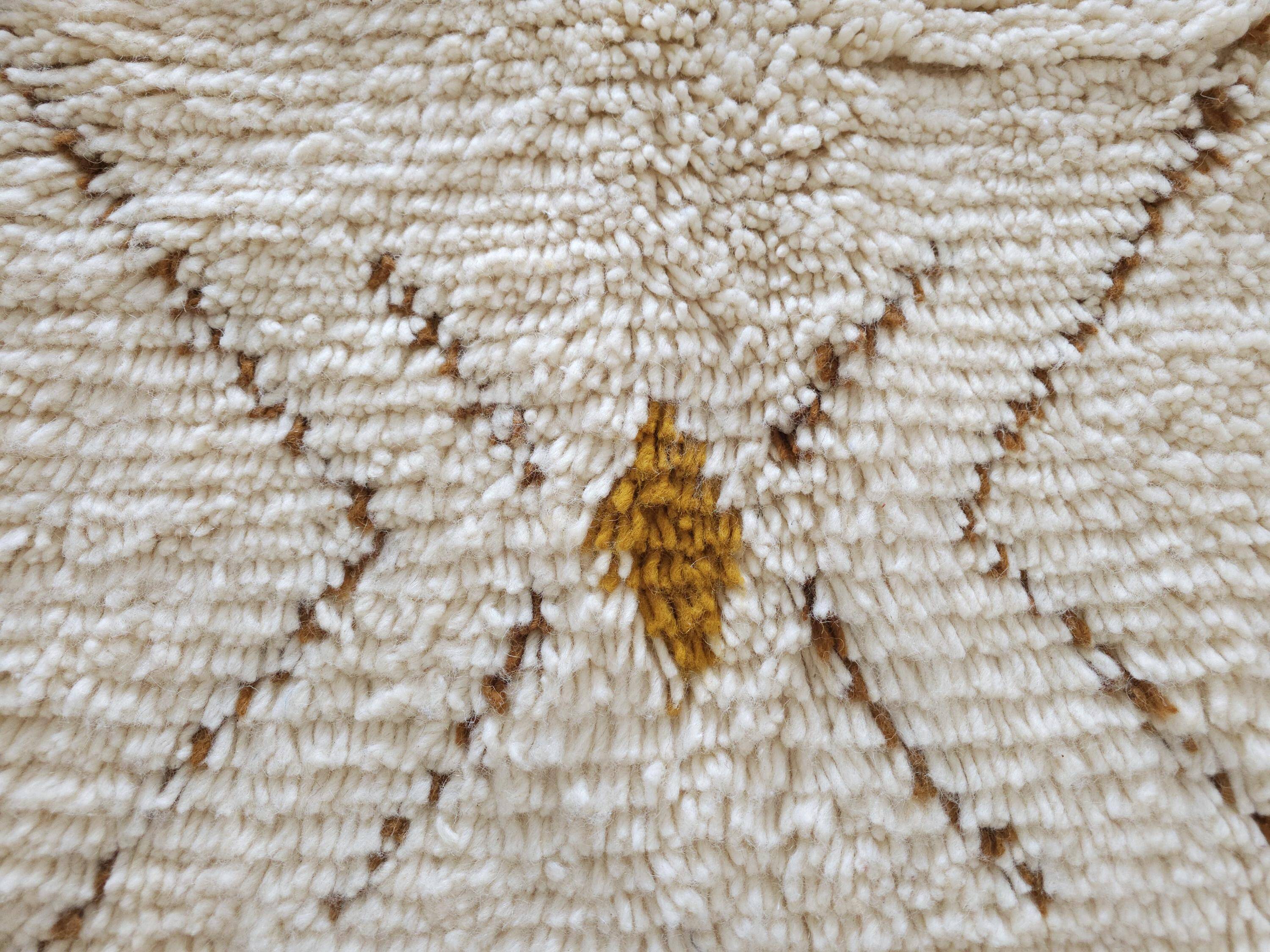 Large Moroccan rug made of natural wool, dimensions 250x150 cm, handmade.