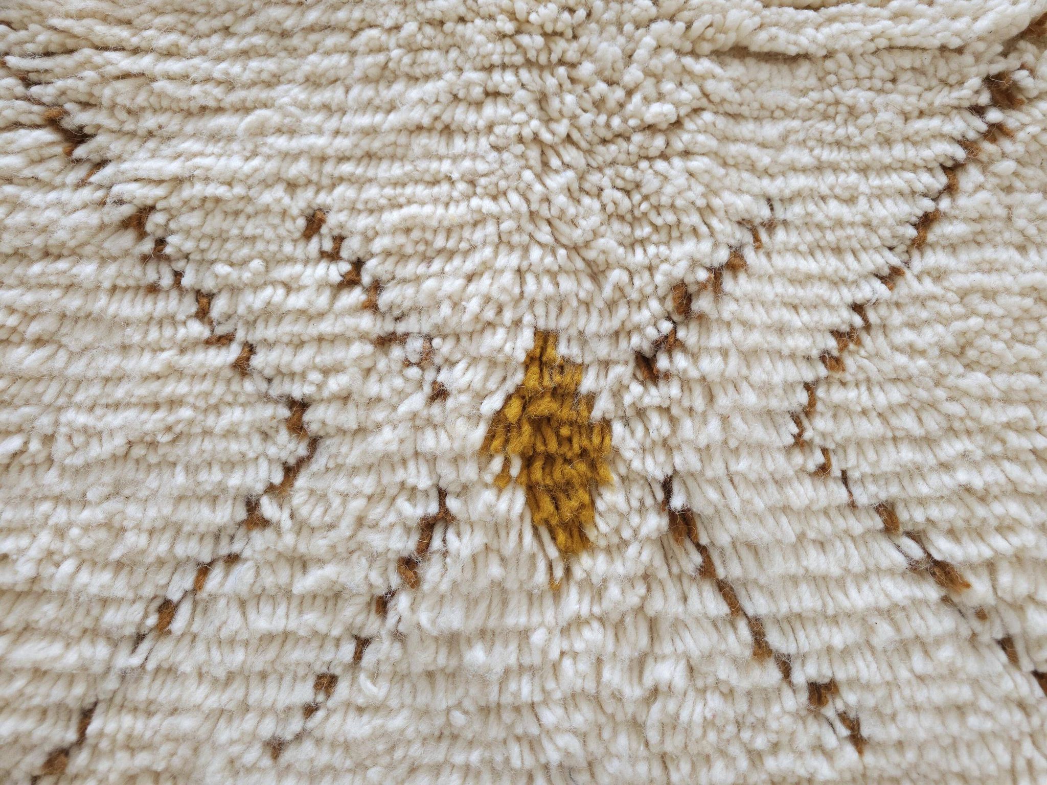Large Moroccan rug made of natural wool, dimensions 250x150 cm, handmade.
