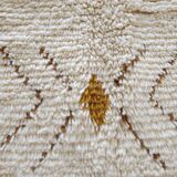 Large Moroccan rug made of natural wool, dimensions 250x150 cm, handmade.