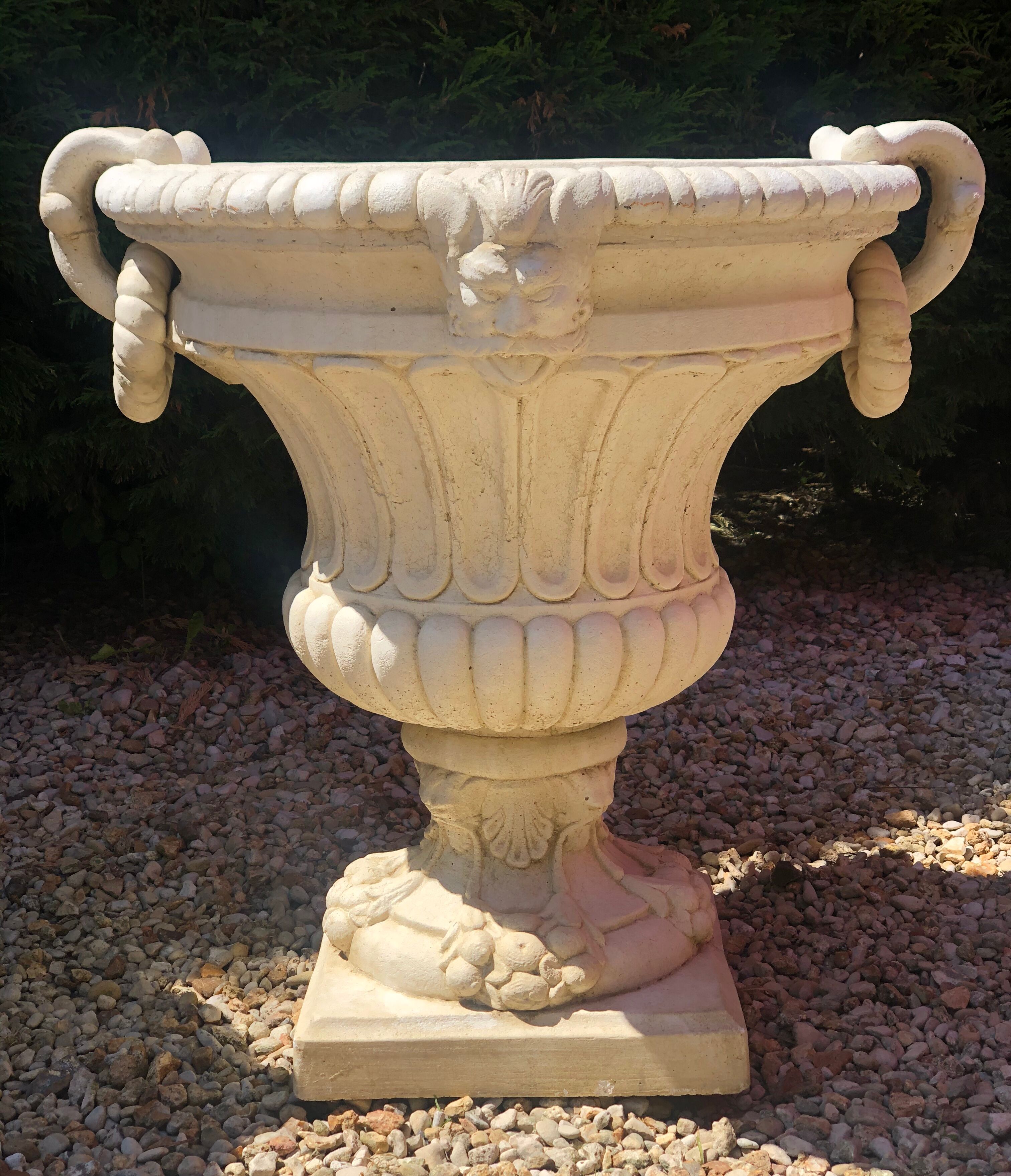 Jarre reconstituted head decorations, rings on handles