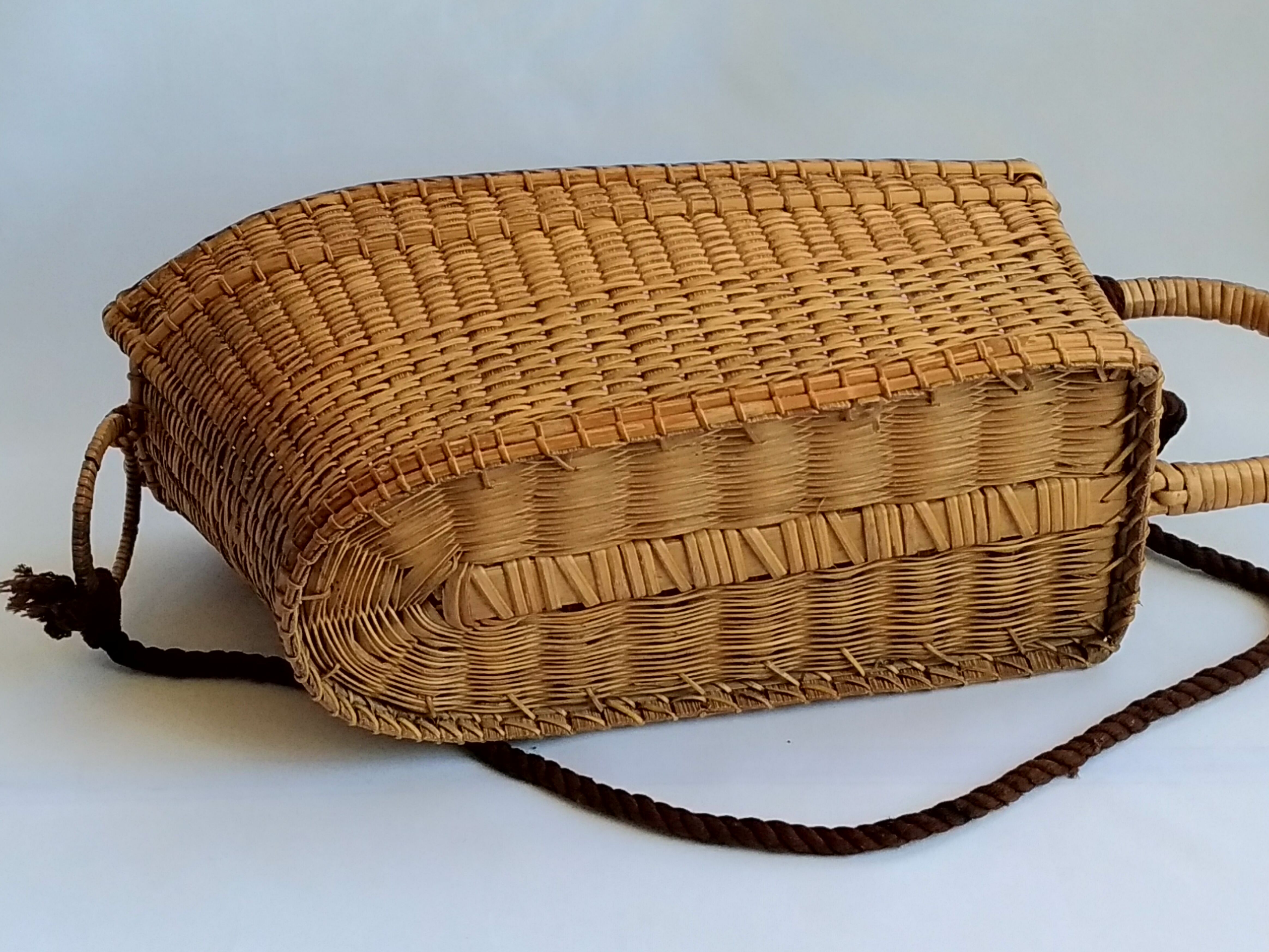Porte bouteille ancien en rotin vins de bordeaux & de bourgogne Quien & Cie