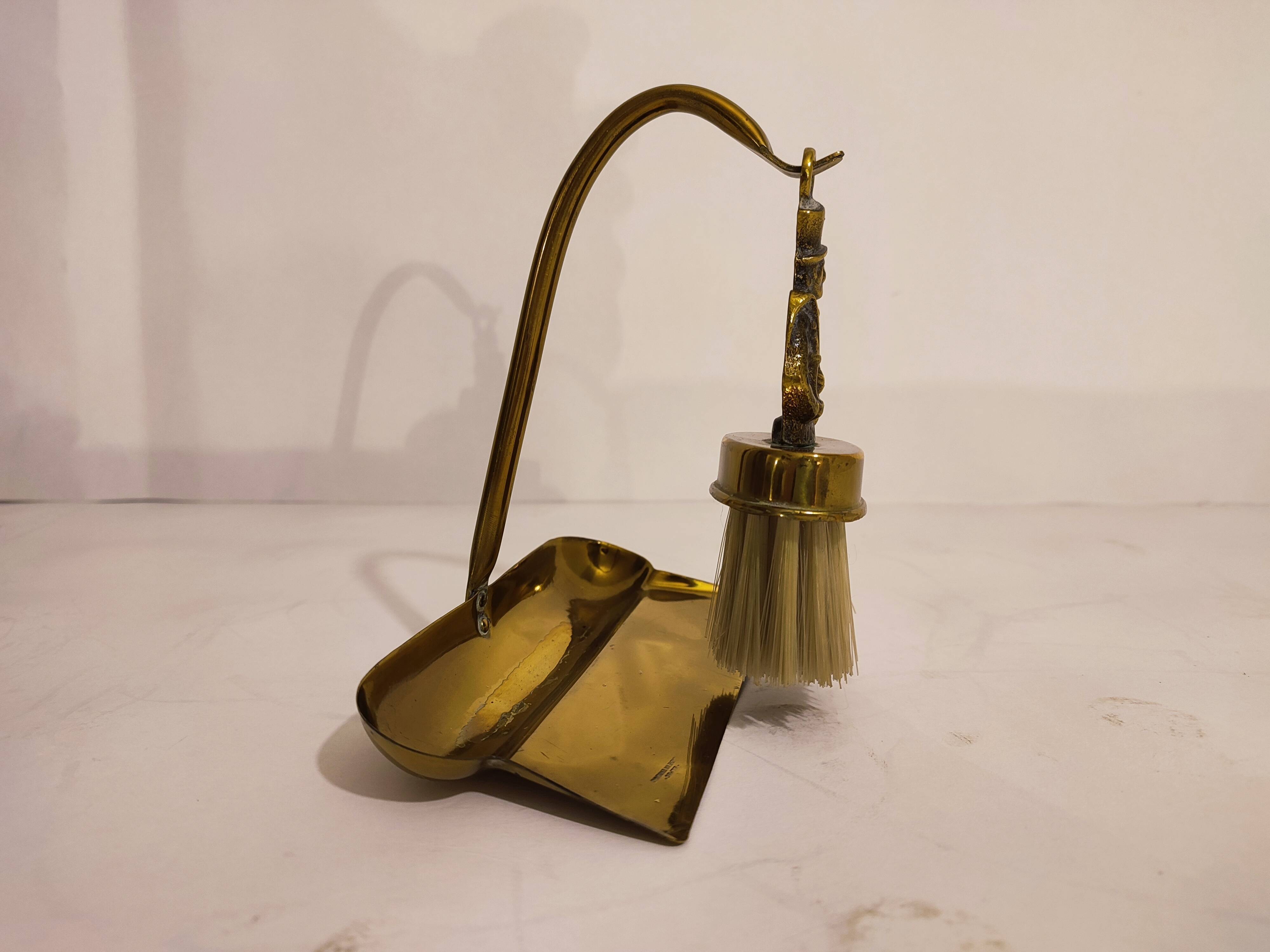 1/5 English brass crumb pickup