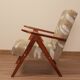 Fauteuil lounge vintage en tissu jacquard à motifs rétro et bois marron