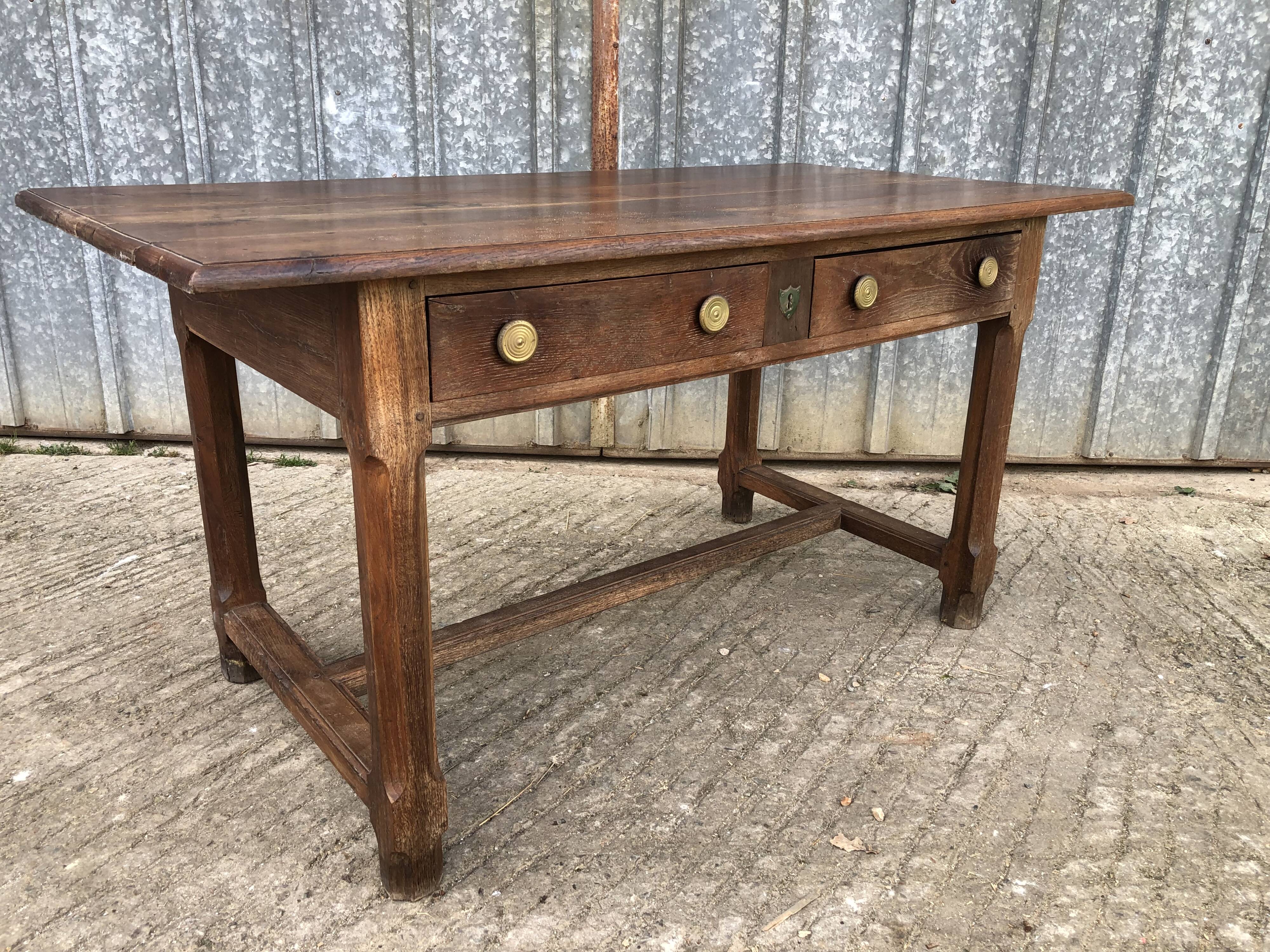 Table ancienne à barre à chat en chêne massif avec 2 tiroirs de face.