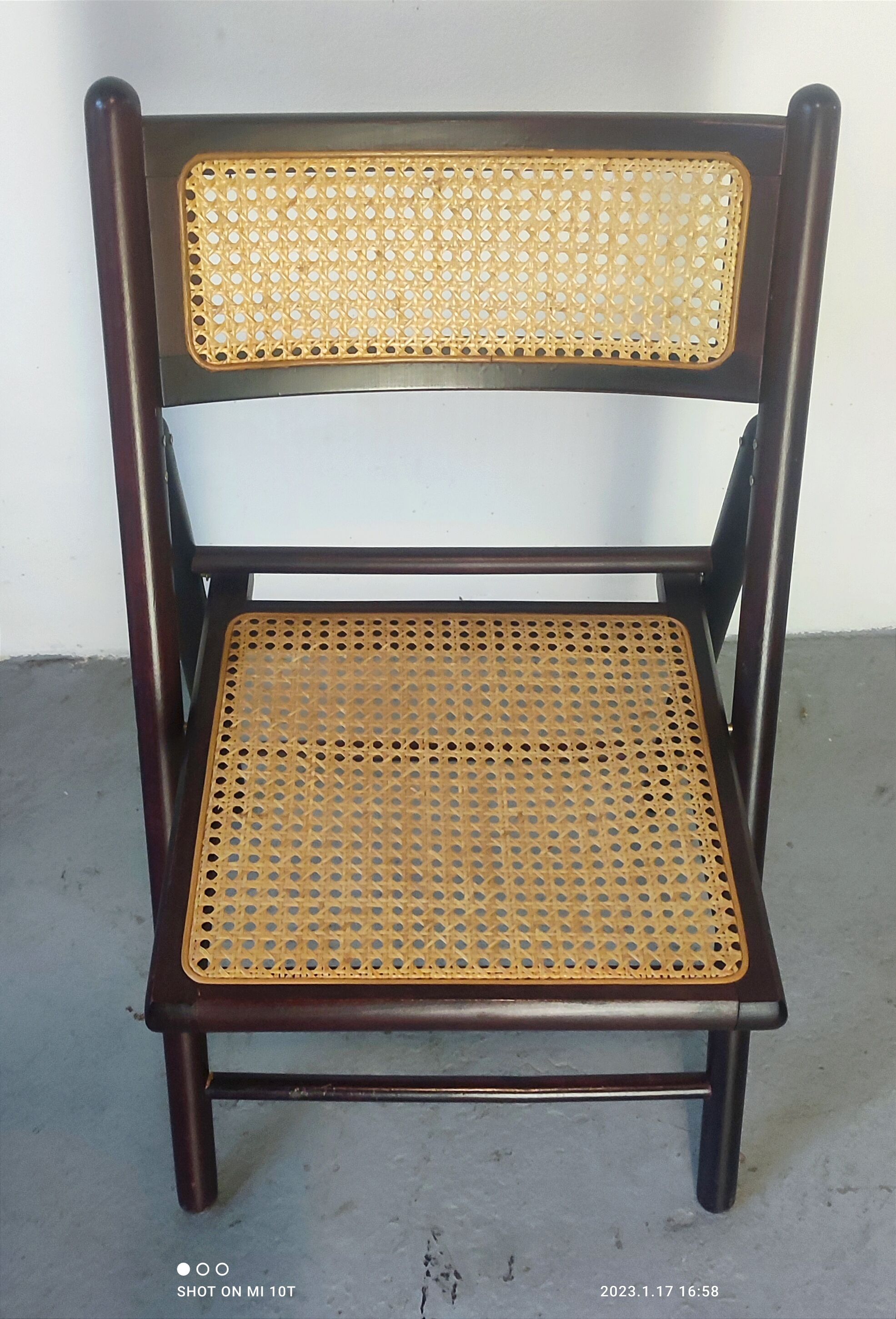 Canned folding chairs