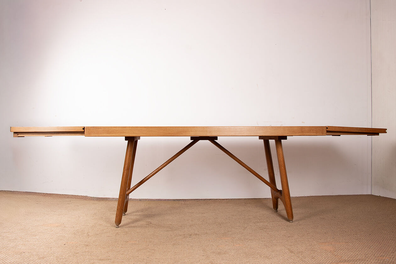 Large extendable dining table in oak by Guillerme and Chambron 1960.