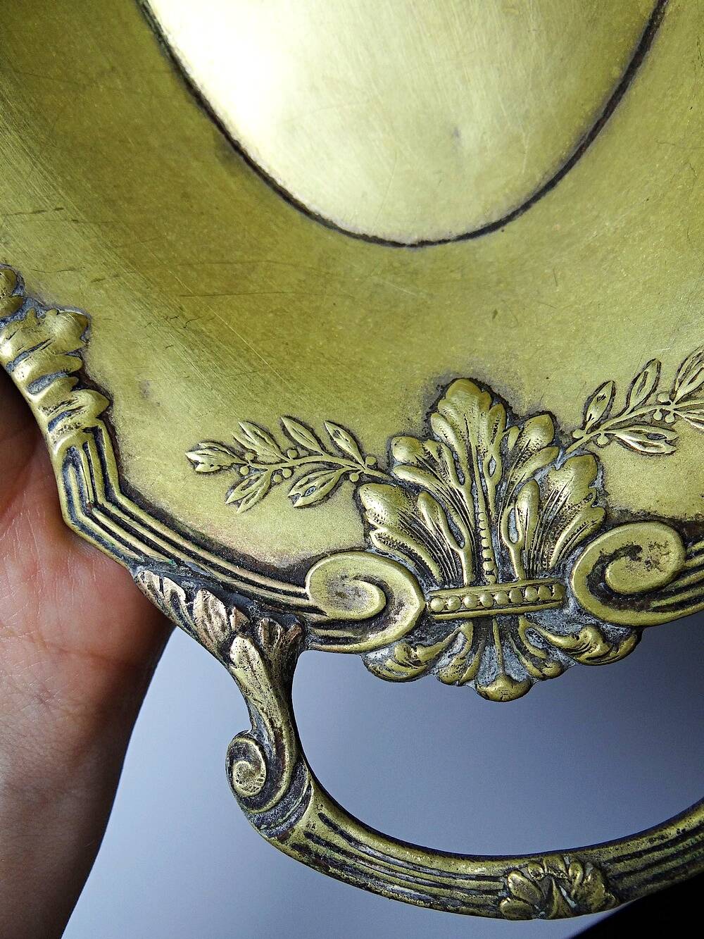 Large empty pocket bowl, antique rockwork, gilded metal, Louis XV style.