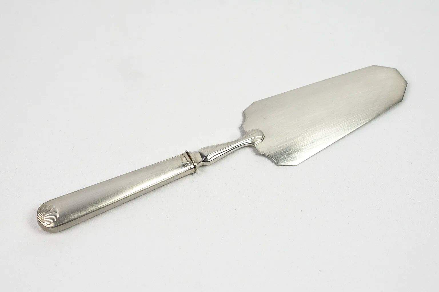 Art Deco silver-plated cake service, shell model, circa 1930.