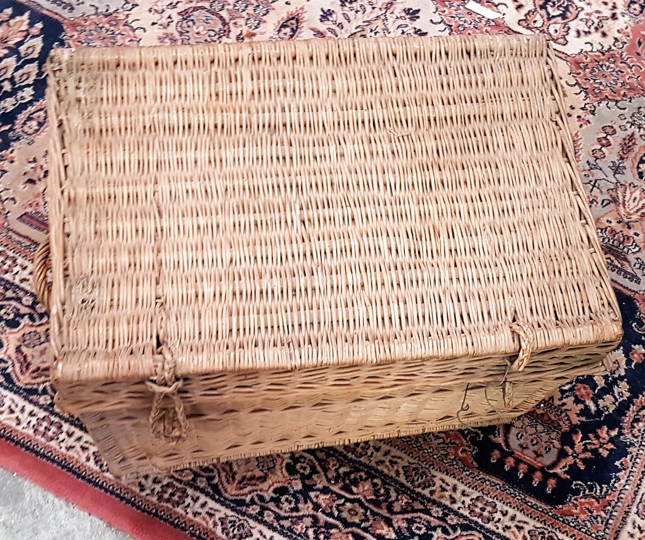 Ancien coffre en osier