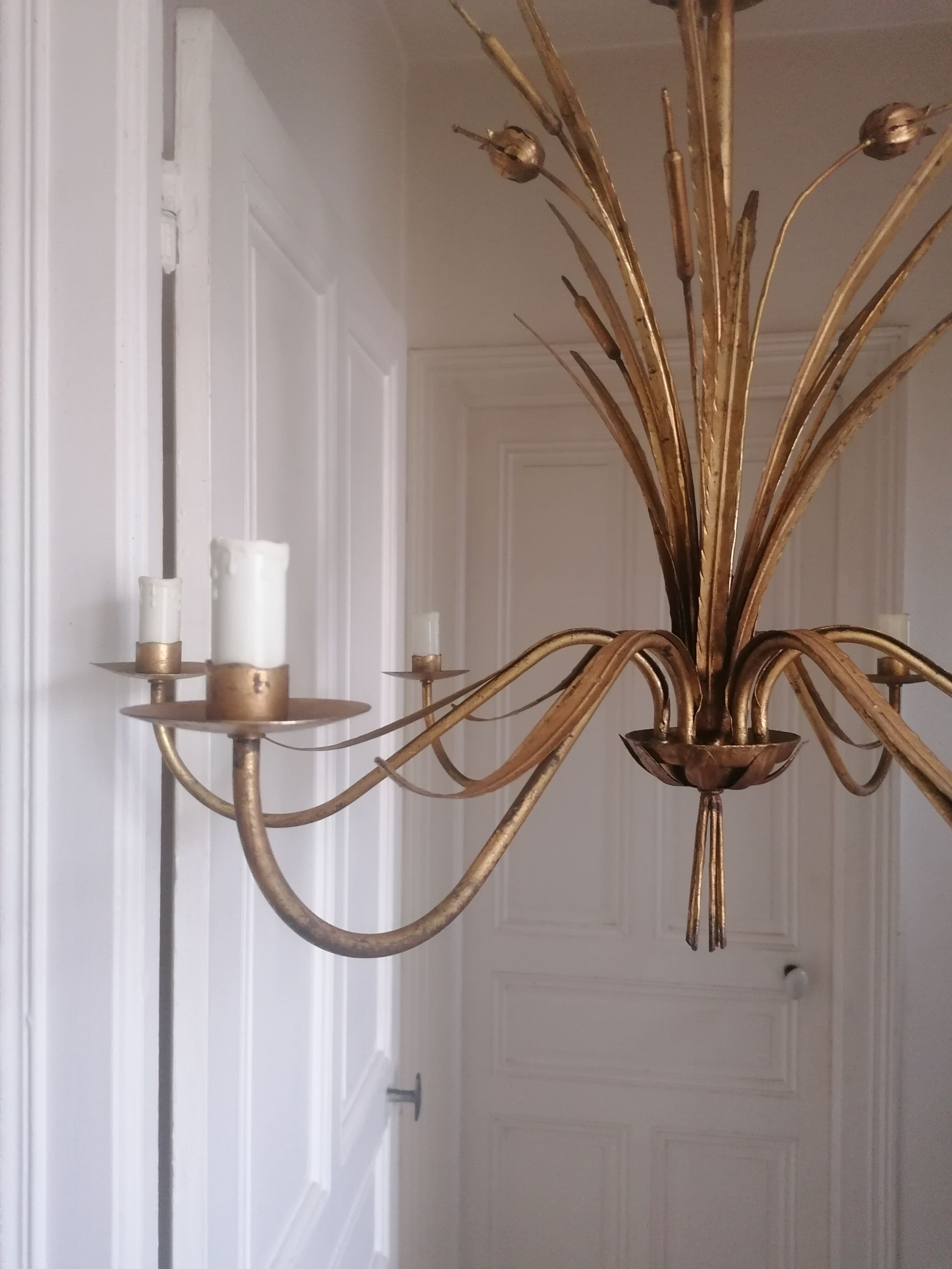 Gilded metal chandelier decorated with reeds and flowers