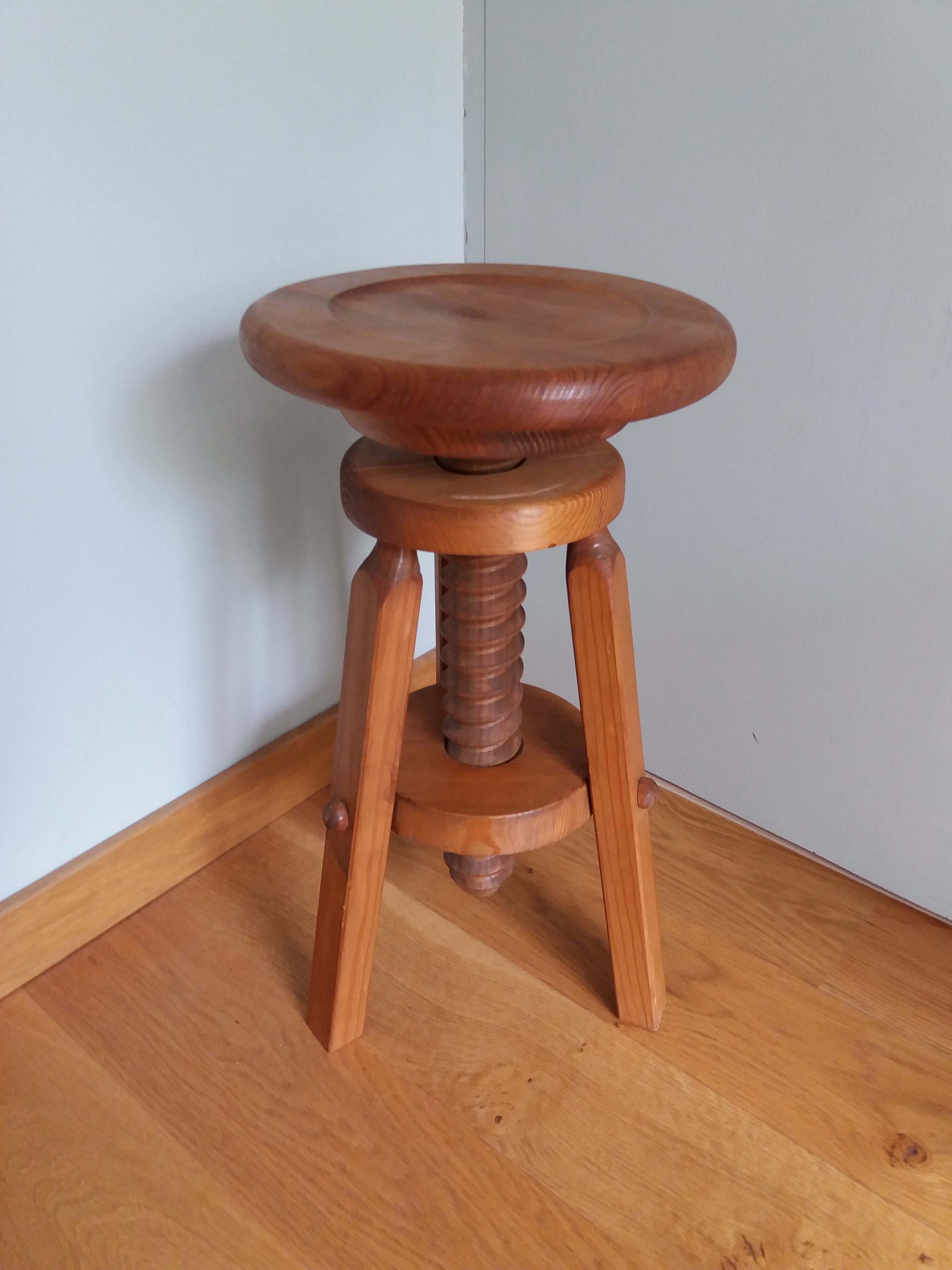 Tripod screw stool