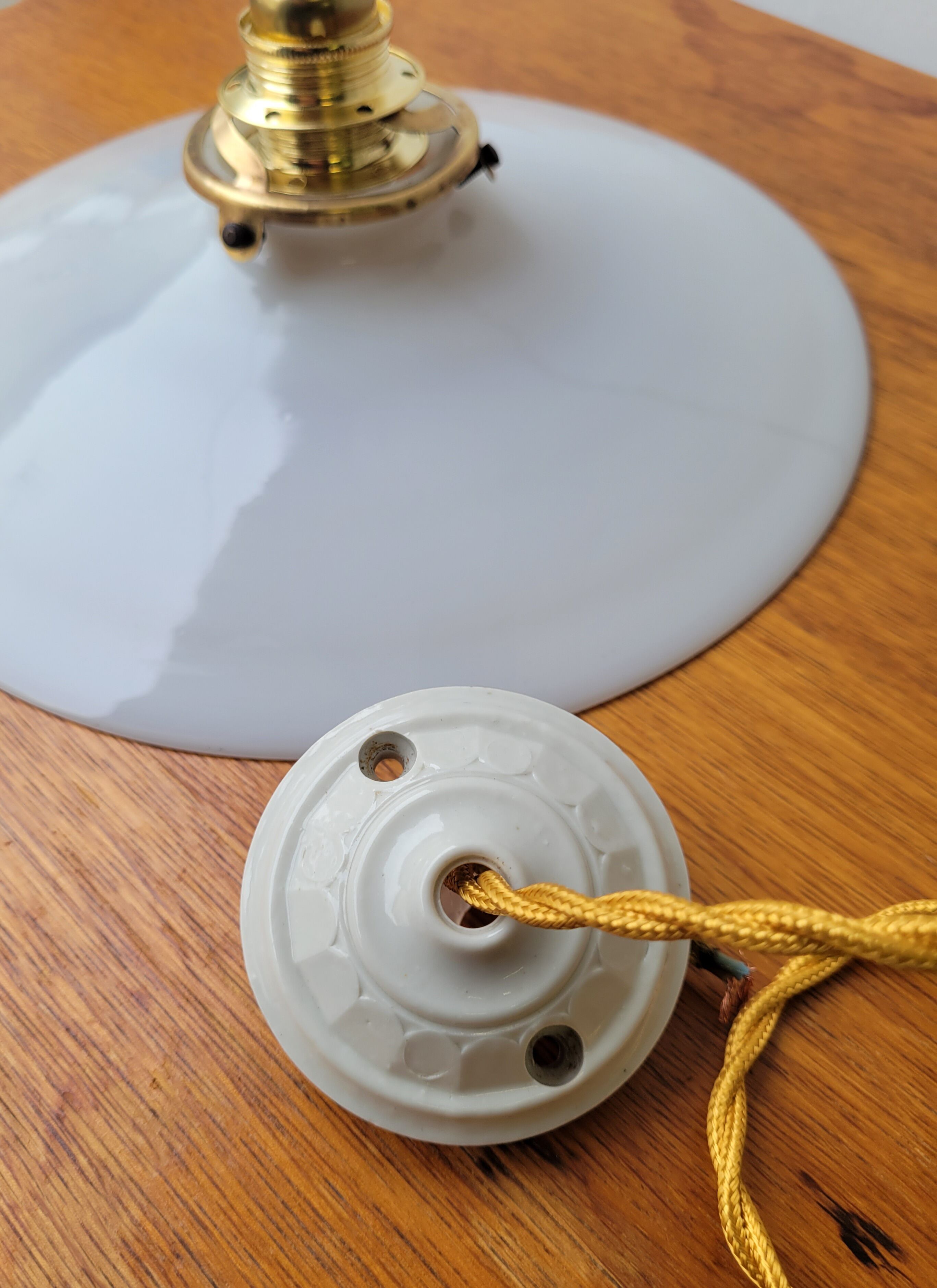 White opaline suspension