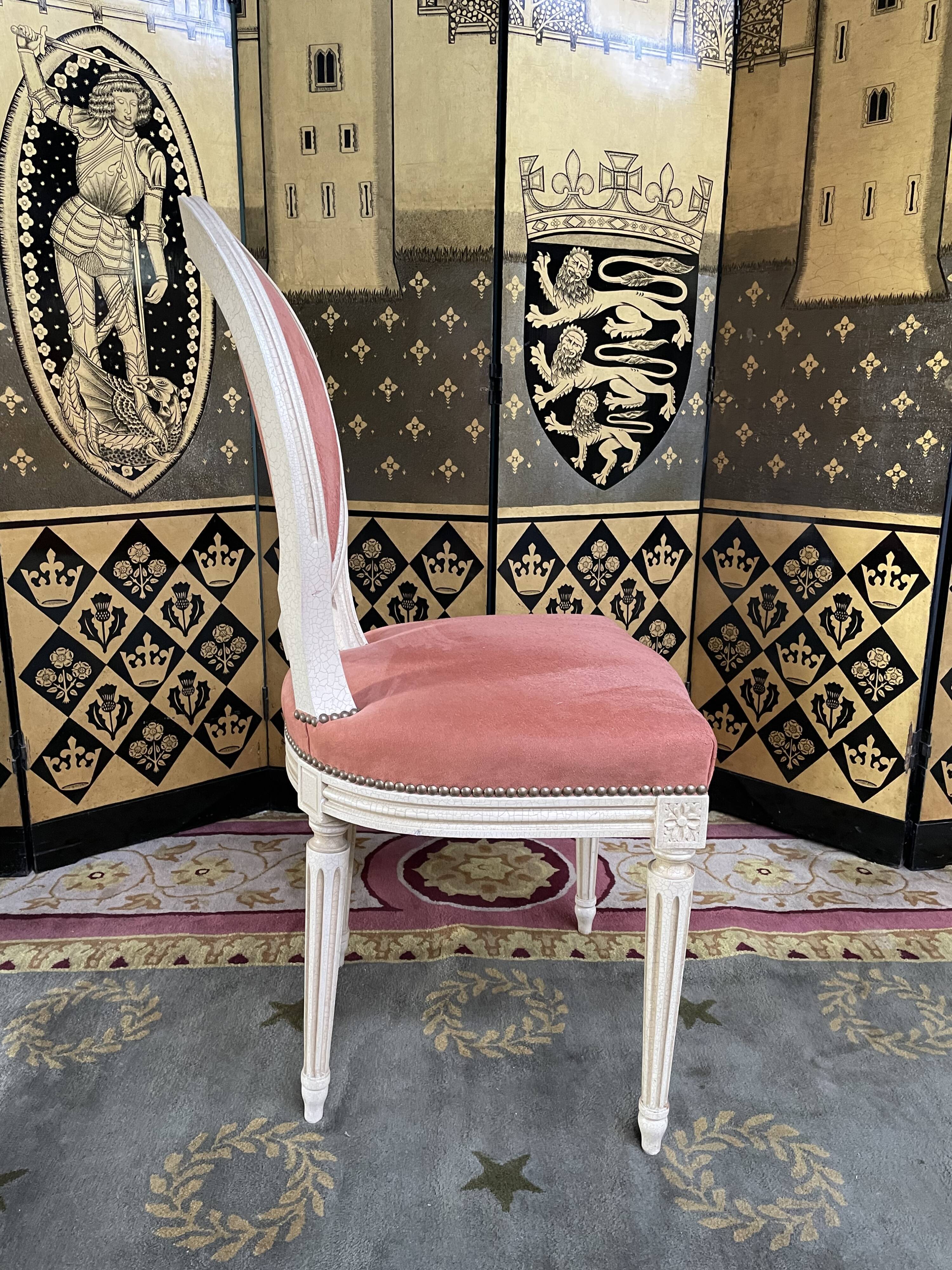 Suite de 4 chaises style Louis XVI médaillon