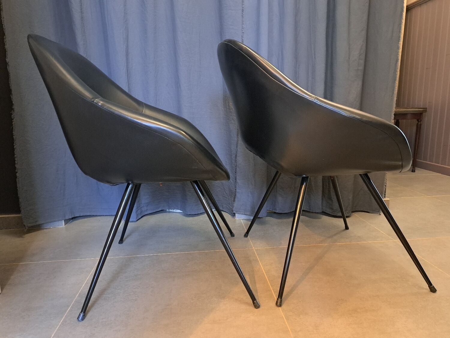 Pair of armchairs in skaï and black steel