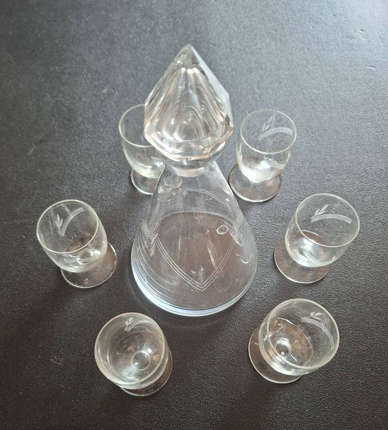 Port decanter and its 6 glasses