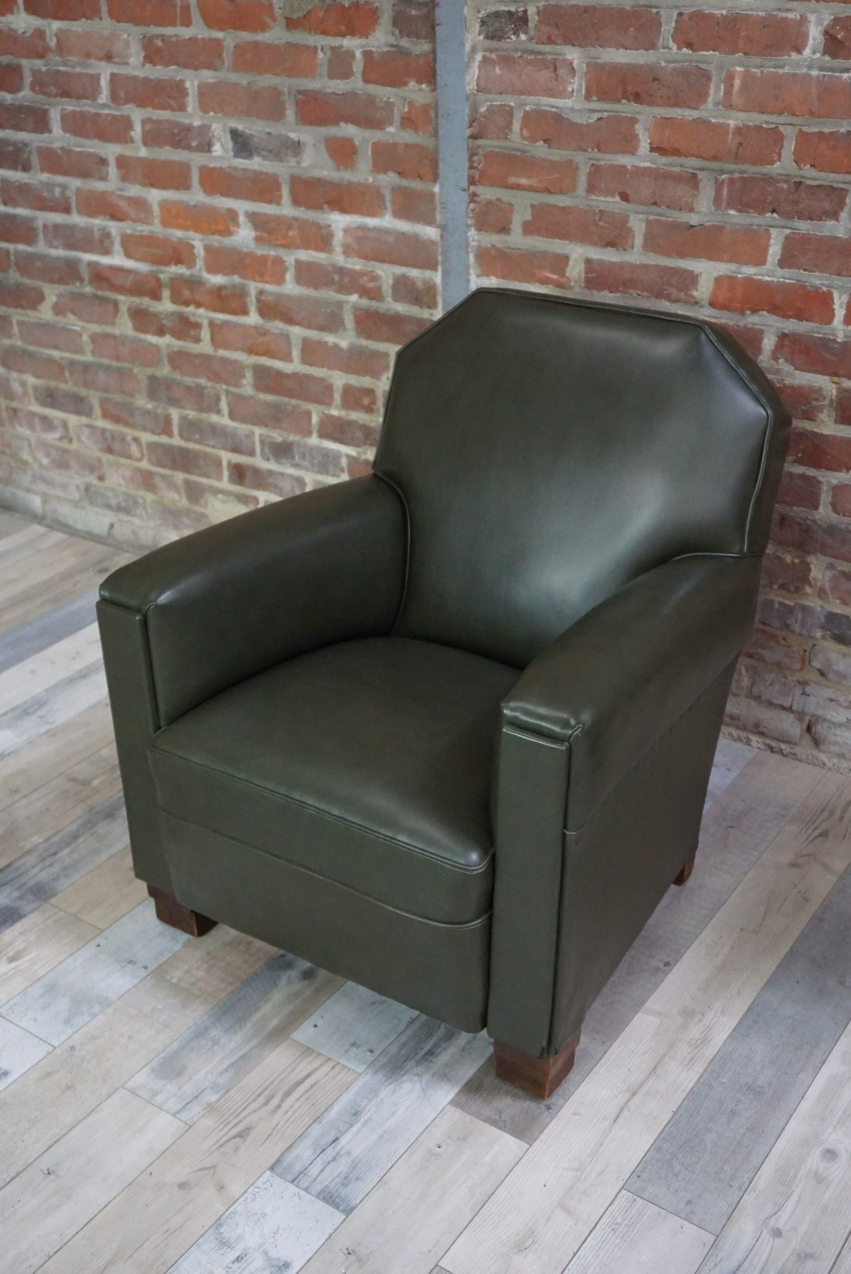 Fauteuil club art déco en skaï et bois