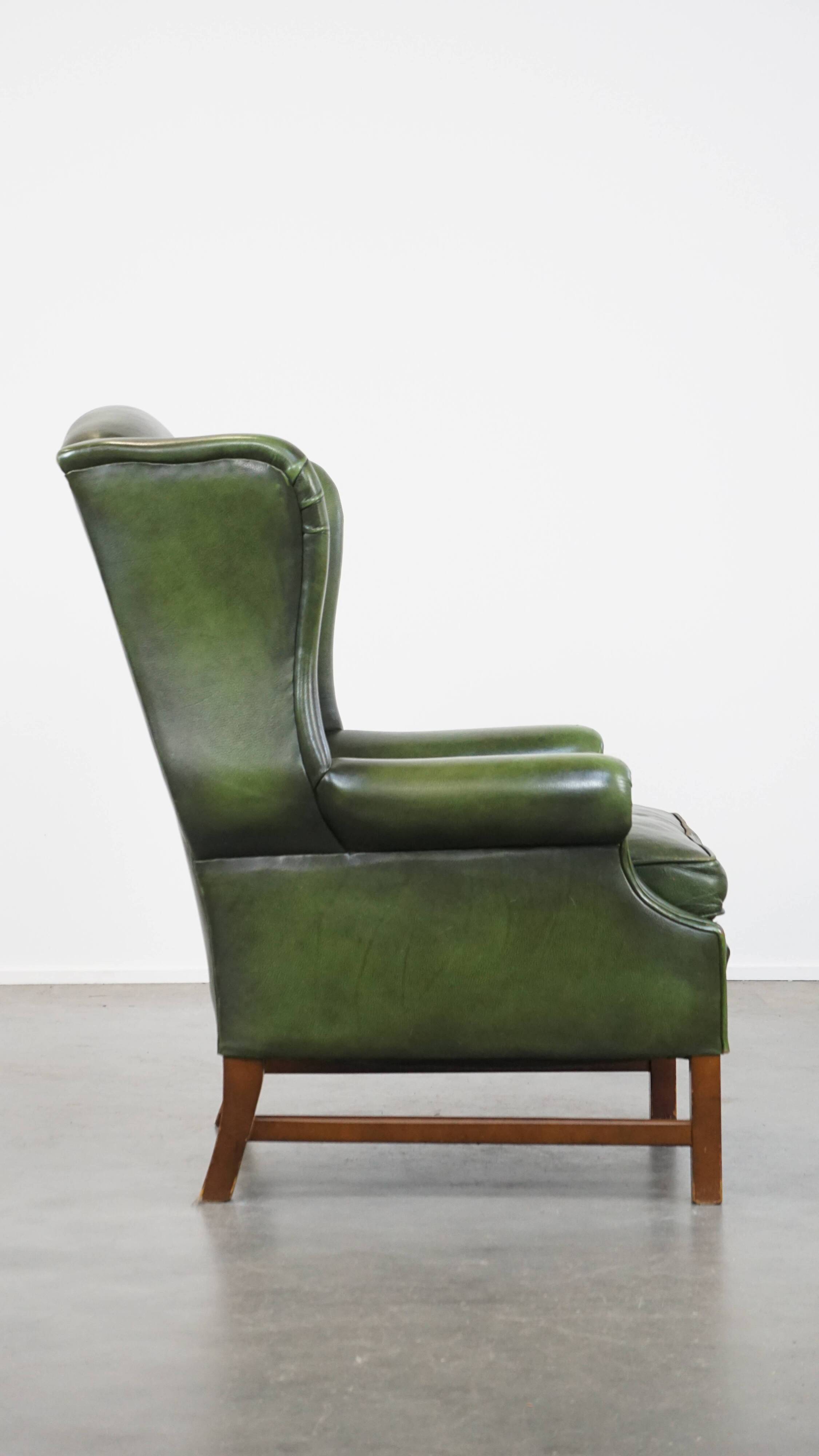 Fauteuil à oreilles Chesterfield anglais en cuir de vache vert avec une assise confortable