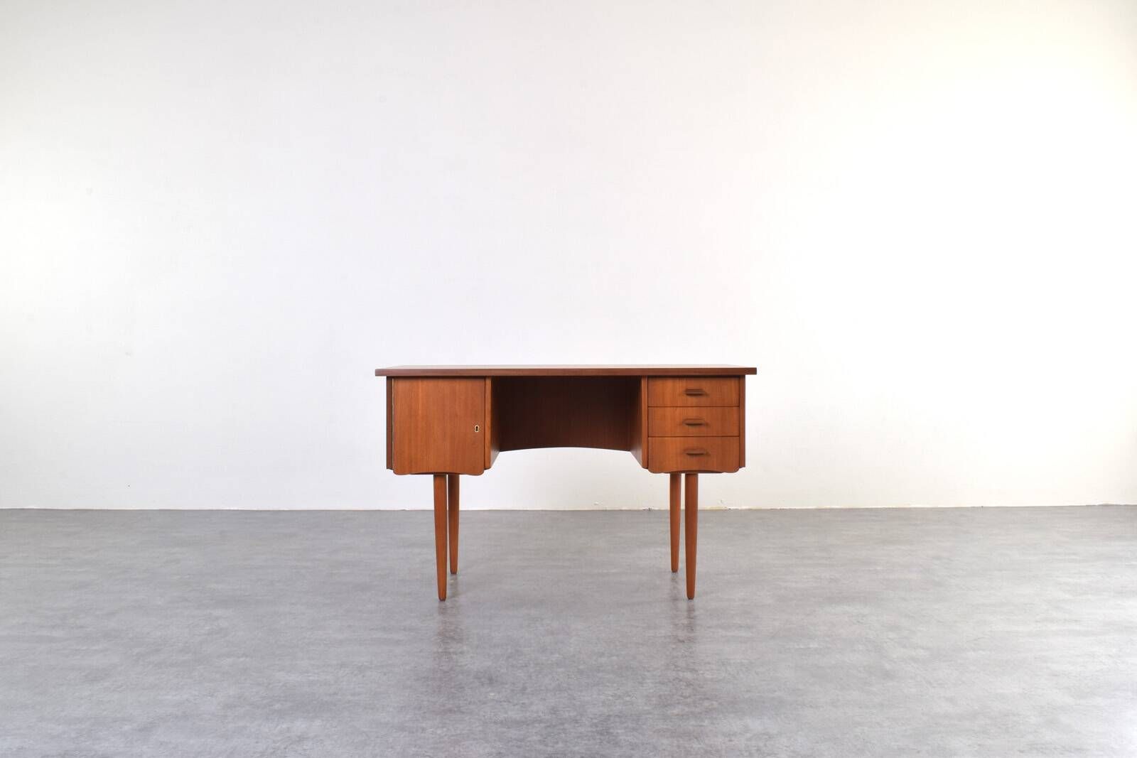 Bureau en teck danois des années 1960.