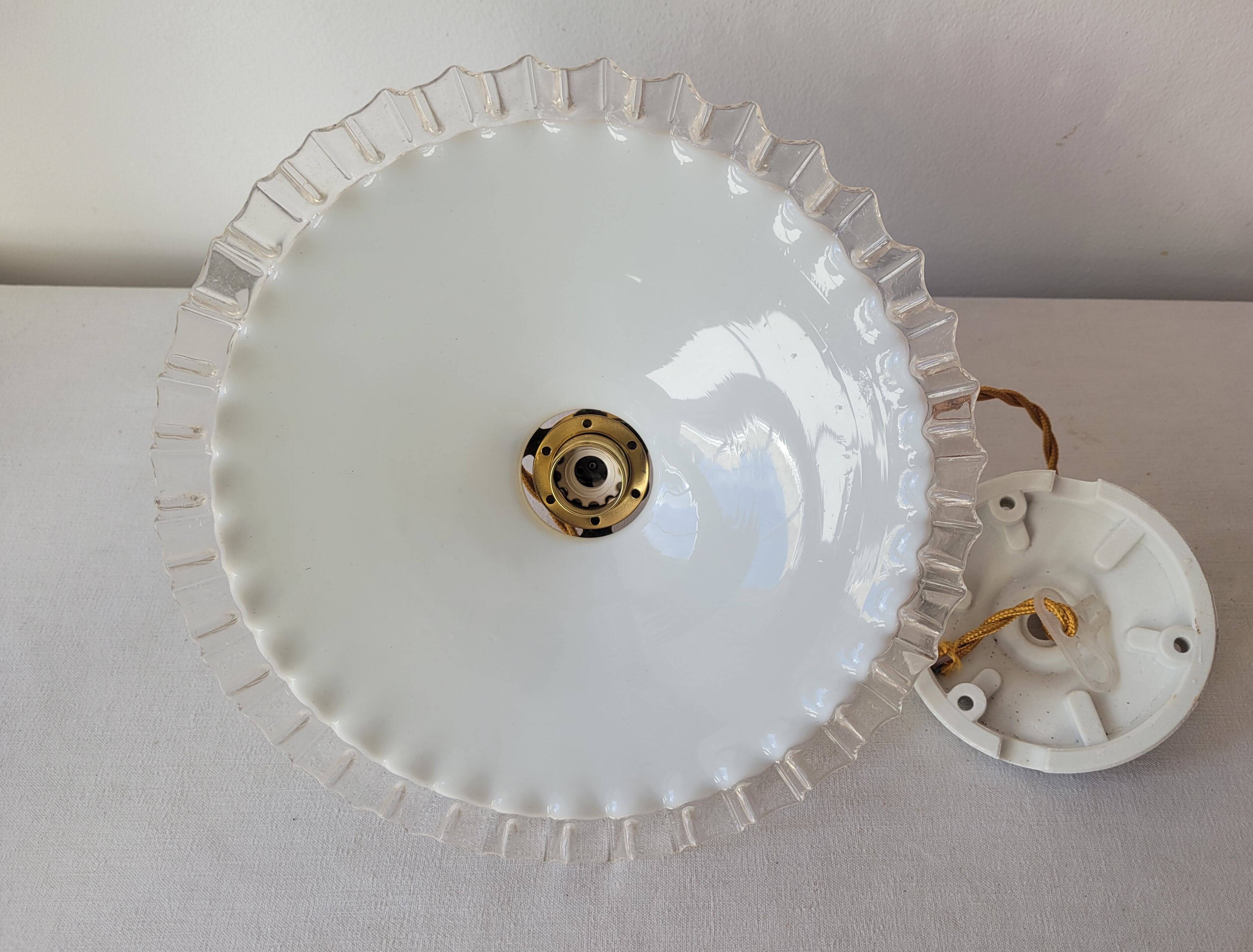 Pendant in serrated opaline