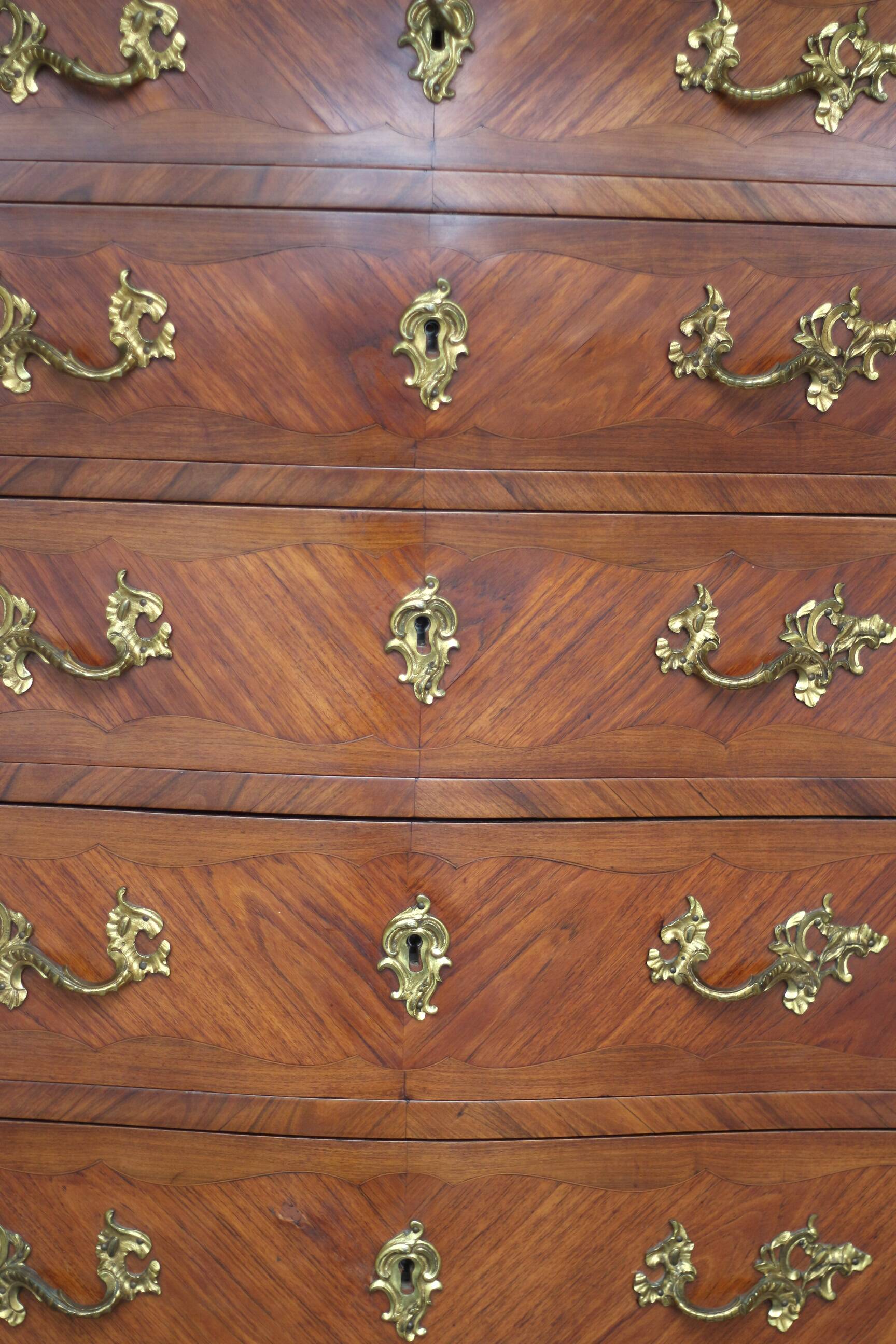 Sumptuous curved weekender in veneered wood in Louis XV style.